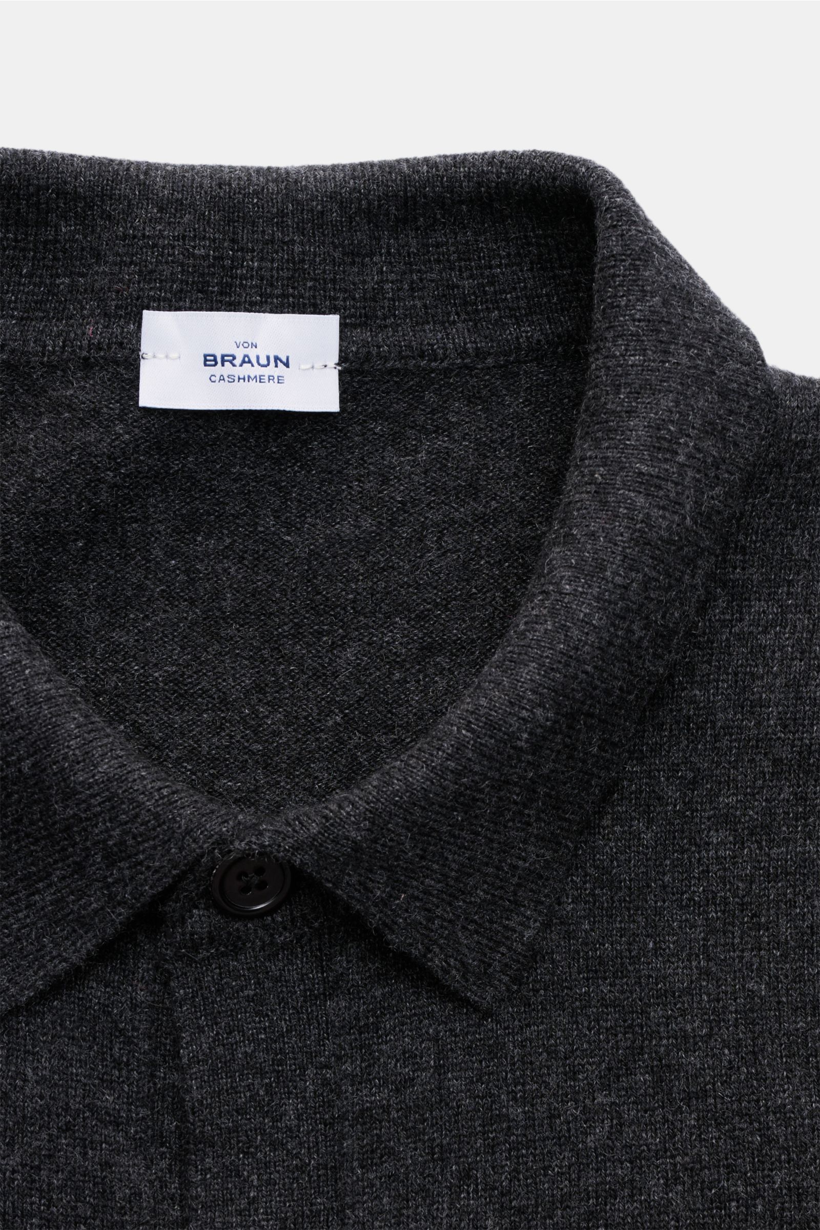 Nahaufnahme von von Braun Cashmere Strickhemd dunkelgrau meliert, Slim Fit mit klassischem Umlegekragen, weichem reinen Cashmere.