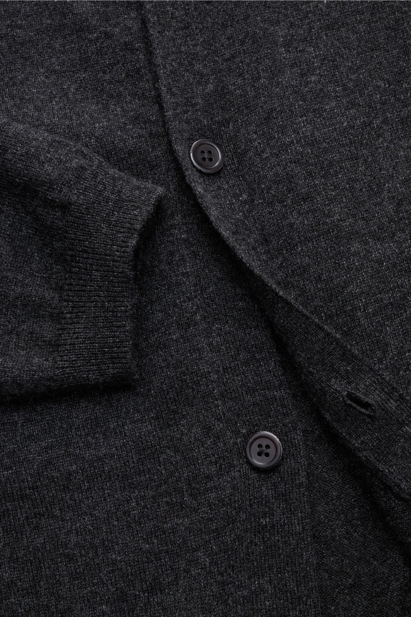 von Braun Cashmere Strickhemd dunkelgrau meliert, Nahaufnahme von oben, Slim Fit, glatte Knopfleiste, klassischer Umlegekragen, weicher Griff