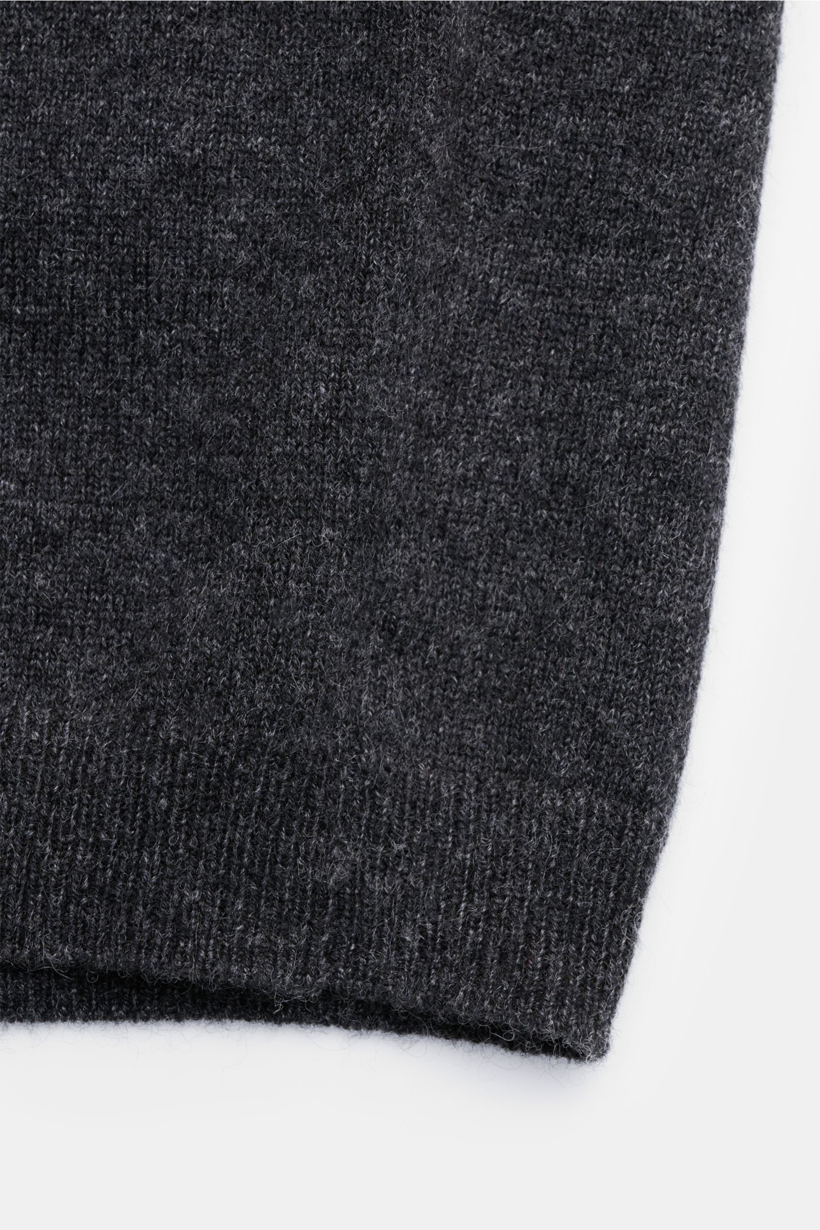 von Braun Cashmere Strickhemd dunkelgrau meliert, Detailaufnahme der Rippbündchen und feinem Strickbild aus reiner mongolischer Cashmere, Slim Fit, glatte Knopfleiste, klassischer Umlegekragen, weicher Griff, luxuriöses Winter-Essential, fotografiert aus 
