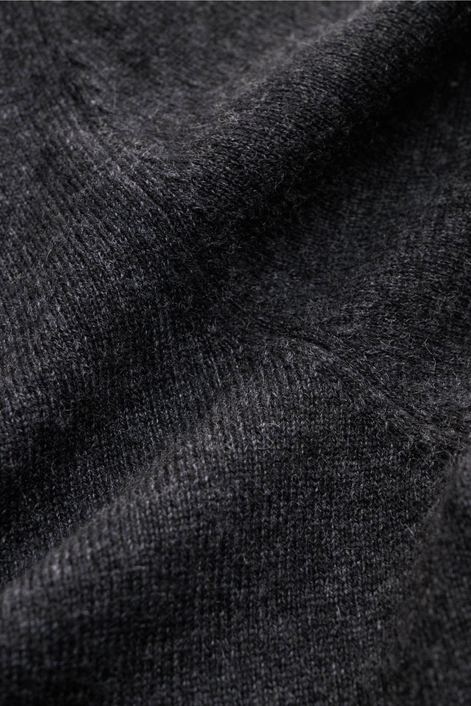 Nahaufnahme des fein gestrickten, dunkelgrau melierten von Braun Cashmere Strickhemds aus weichem mongolischem Cashmere.