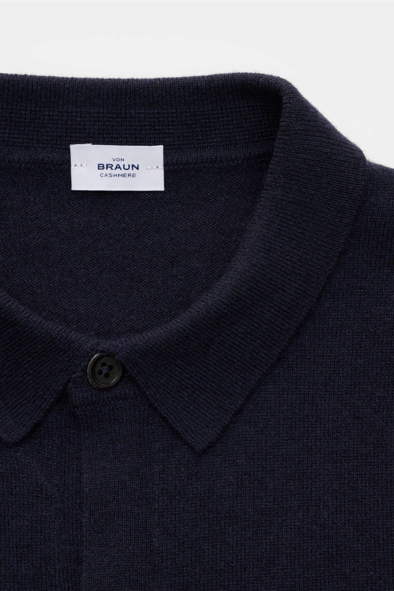 Nahaufnahme des von Braun Cashmere Strickhemd navy in Slim Fit, feinem Strickbild, klassischem Umlegekragen und glatter Knopfleiste.