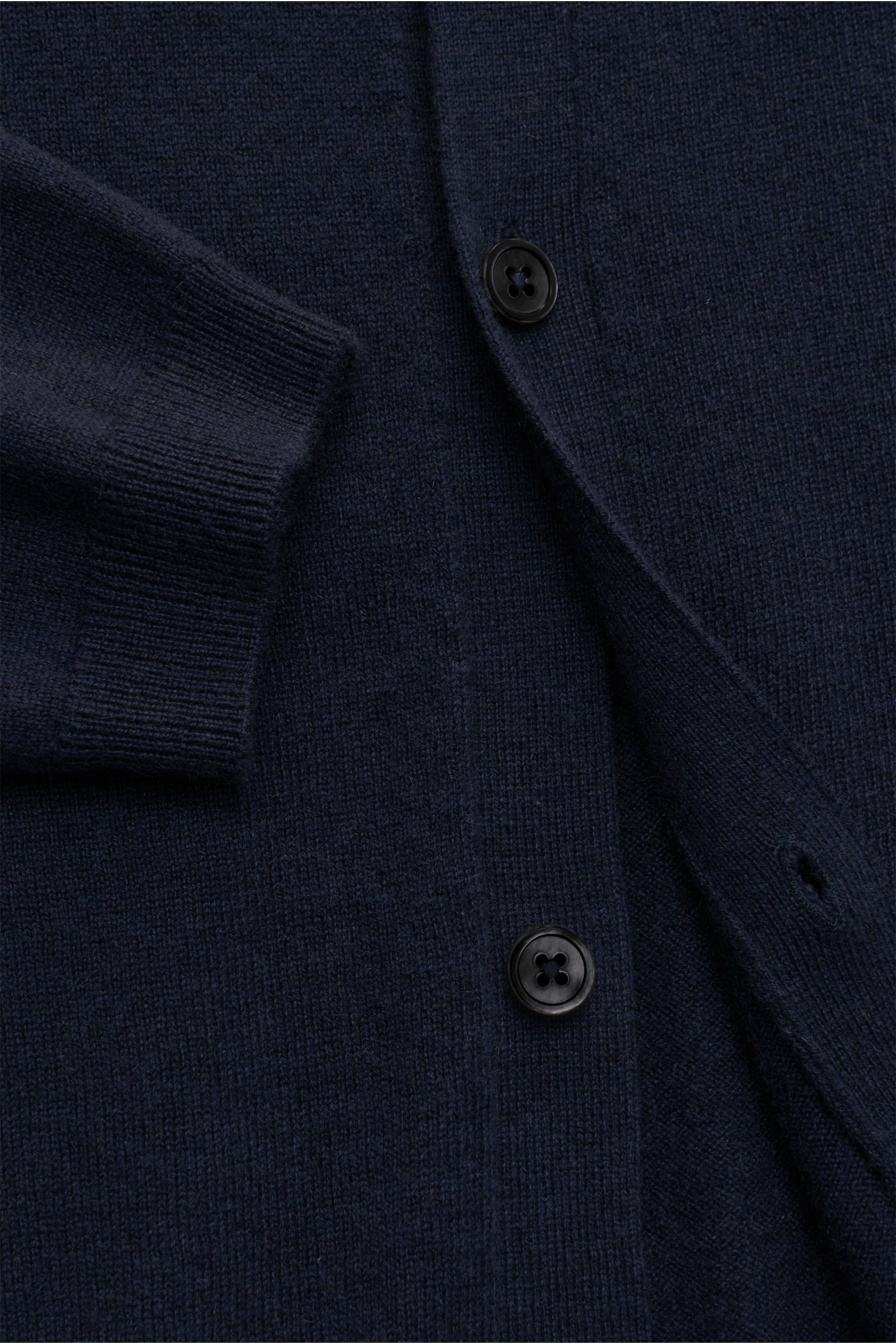 Nahaufnahme des von Braun Cashmere Strickhemd navy aus feinstem mongolischem Cashmere, Slim Fit mit glatter Knopfleiste, klassischem Umlegekragen und Rippbündchen, weicher Griff, feines Strickbild.