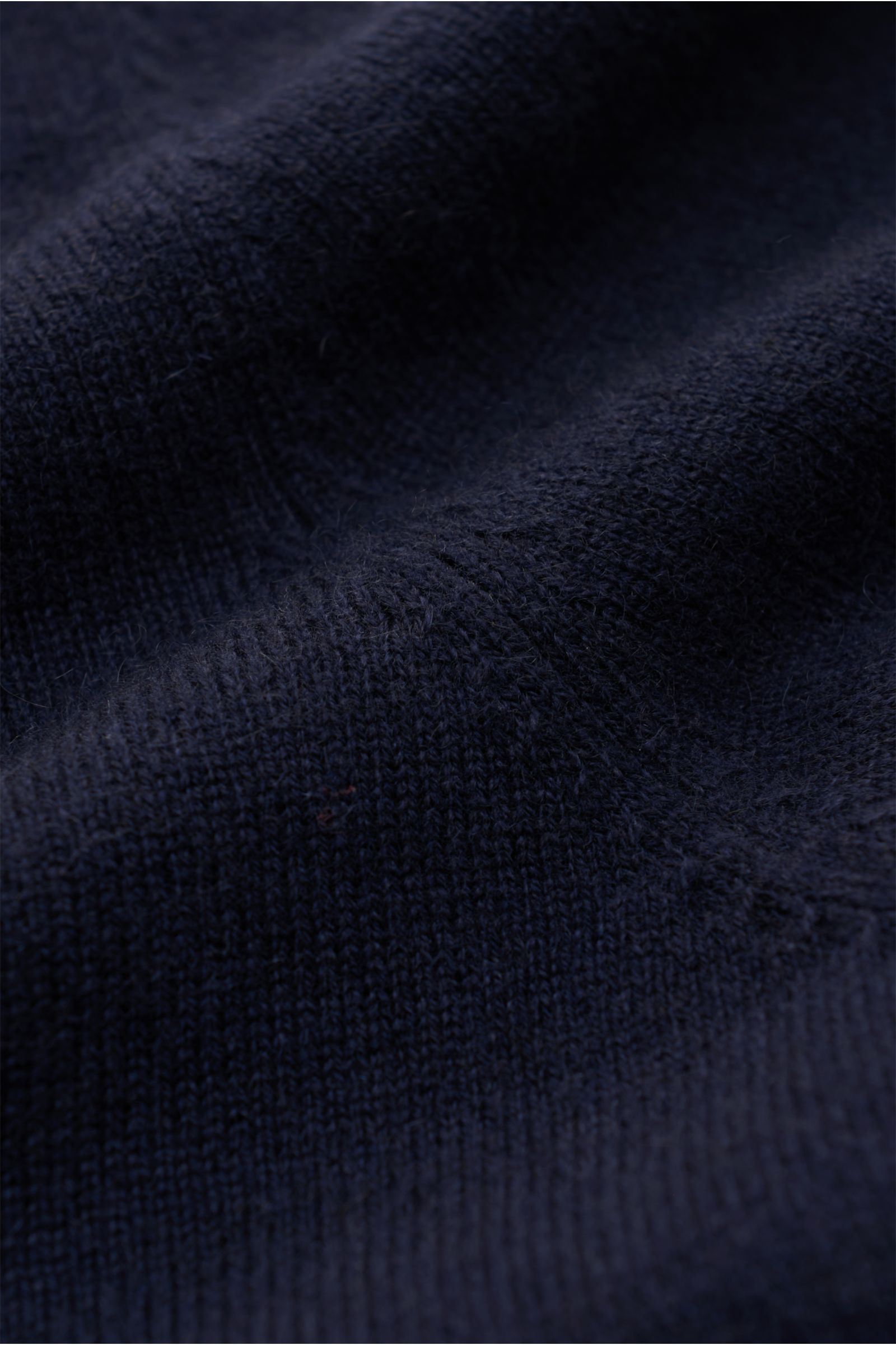Nahaufnahme aus schräger Perspektive des von Braun Cashmere Strickhemd navy mit feinem Strickbild, weichem Griff und klassischem Umlegekragen.