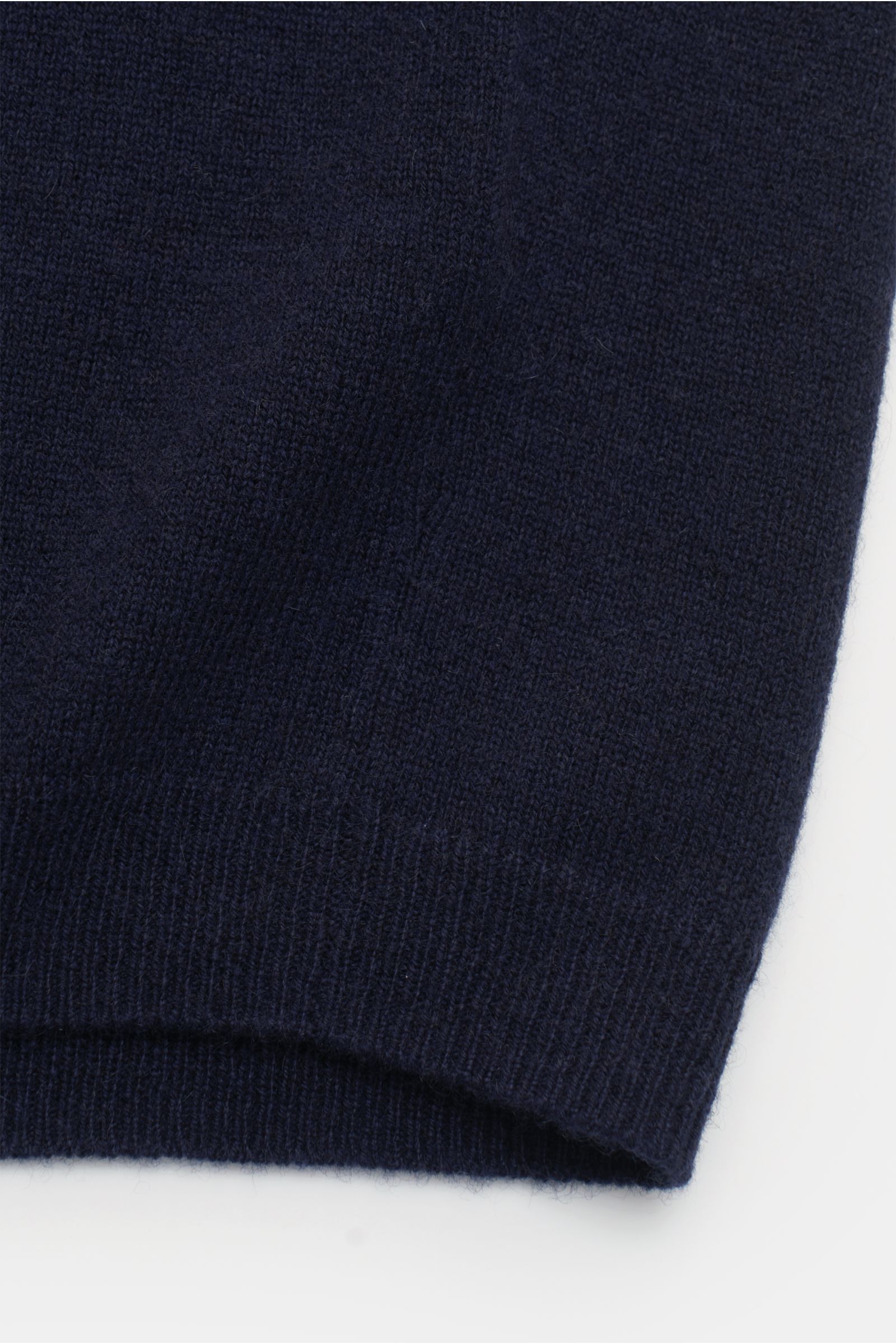 von Braun Cashmere Strickhemd navy in Nahaufnahme, feines Strickbild, weicher Griff, komfortables Rippbündchen, Slim Fit, glatte Knopfleiste.