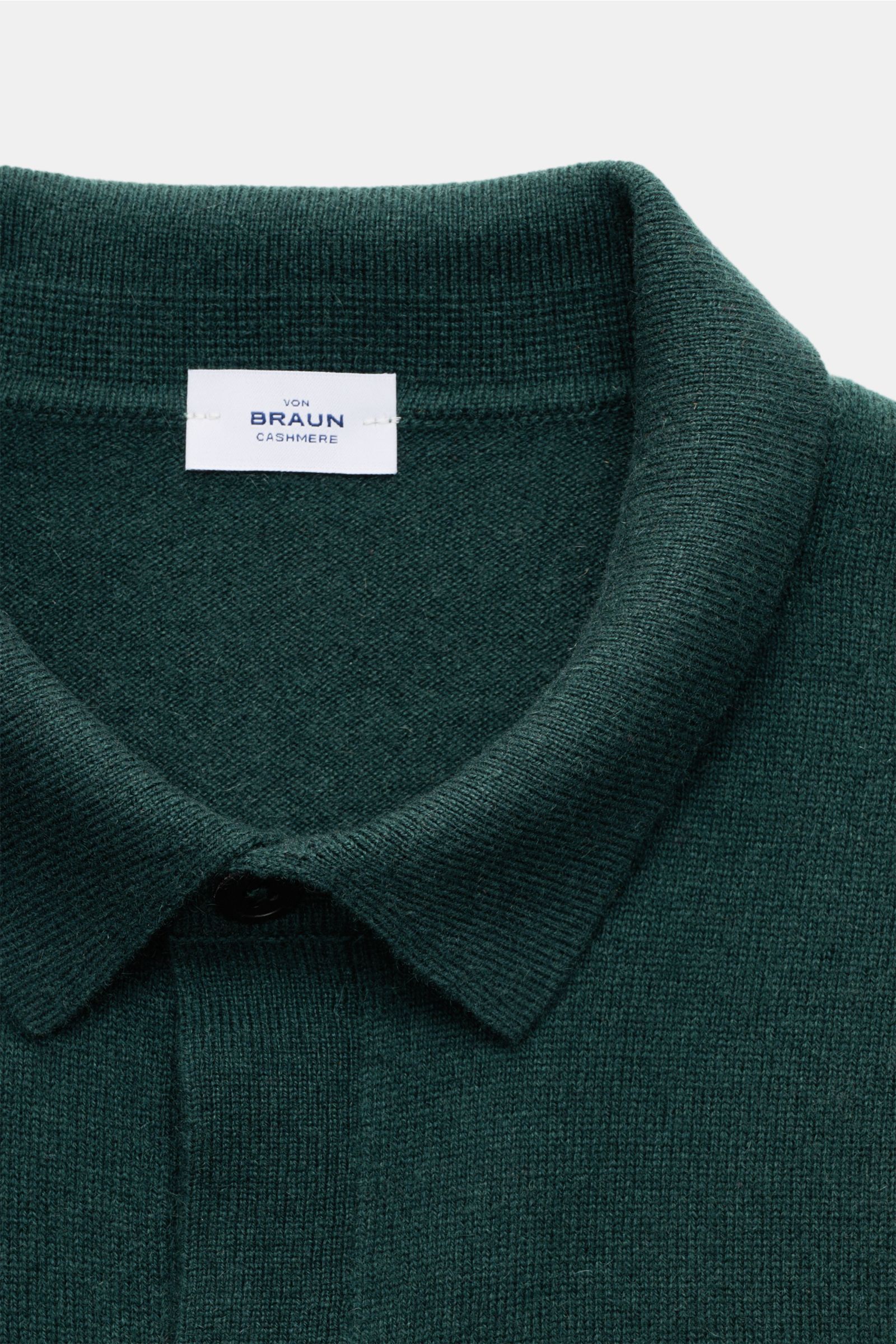 Nahaufnahme von von Braun Cashmere Strickhemd dunkelgrün, Slim Fit, feines Strickbild, klassischer Umlegekragen, glatte Knopfleiste, Rippbündchen, reiner mongolischer Cashmere.