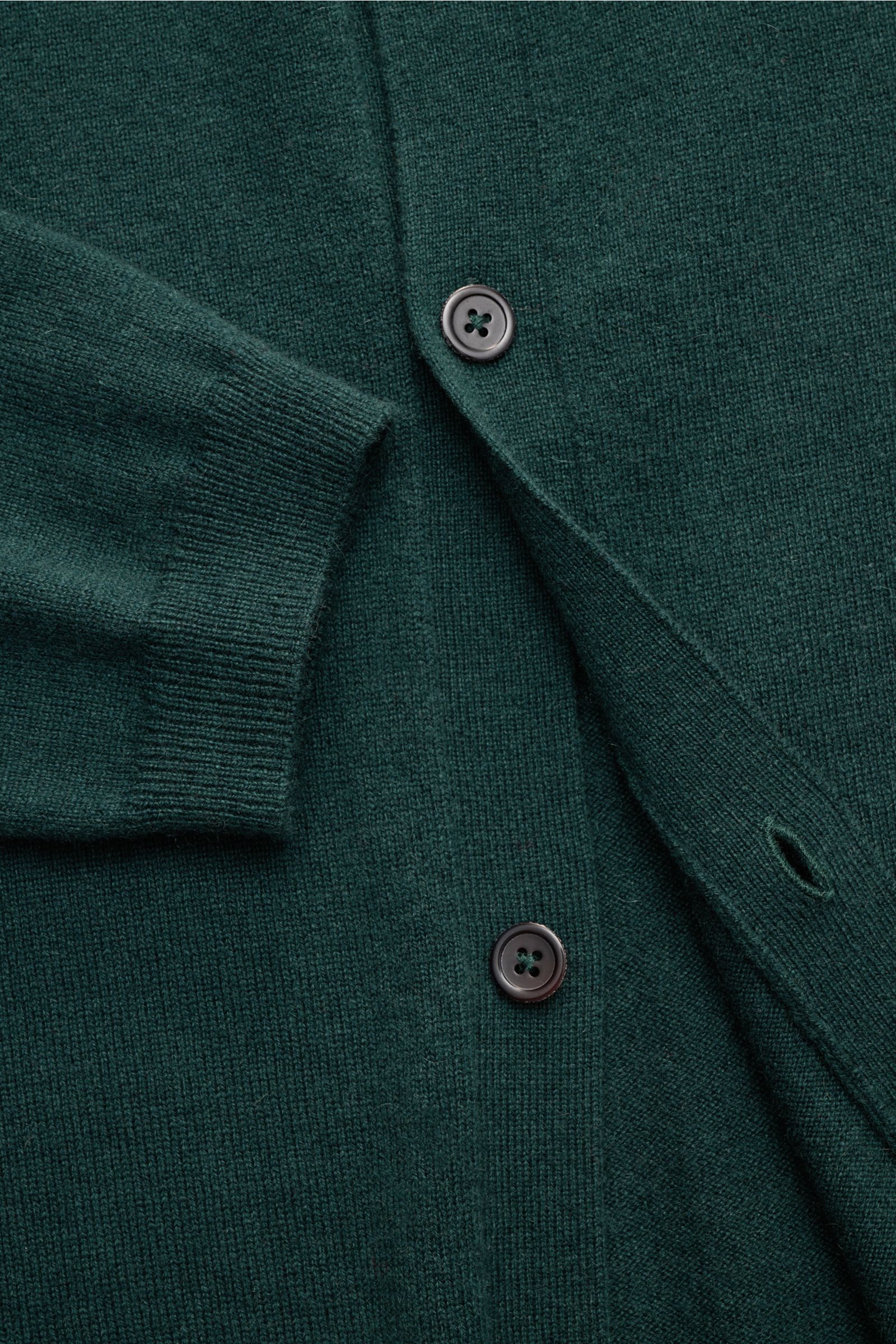 von Braun Cashmere Strickhemd dunkelgrün in Slim Fit, aus feinstem mongolischem Cashmere, zeigt glatte Knopfleiste, klassischer Umlegekragen, Rippbündchen, weiches, feines Strickbild, Nahaufnahme von oben.