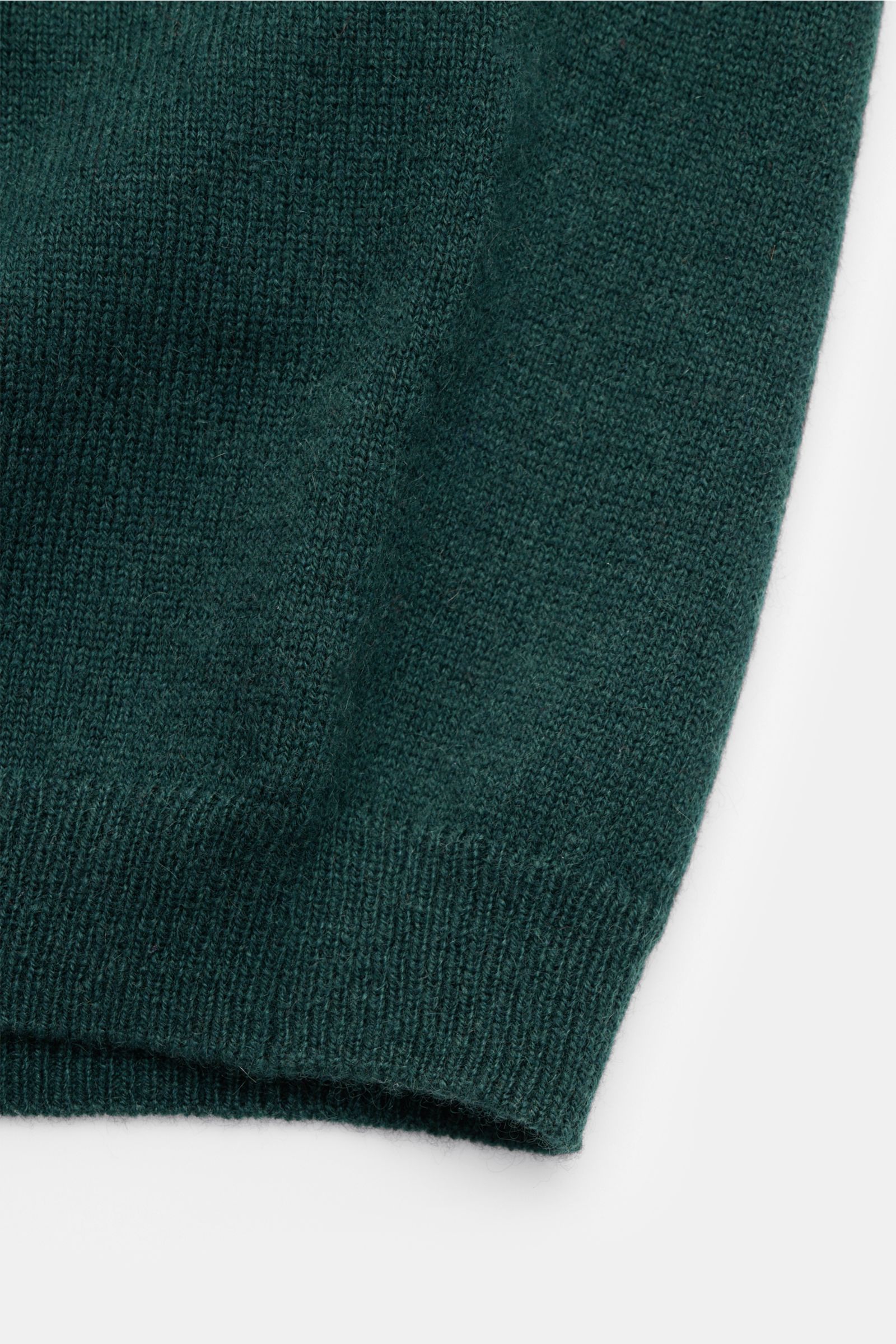 von Braun Cashmere Strickhemd dunkelgrün, Detailaufnahme des feinen Strickbilds und Rippbündchens aus reinem, weichem mongolischem Cashmere, Slim Fit