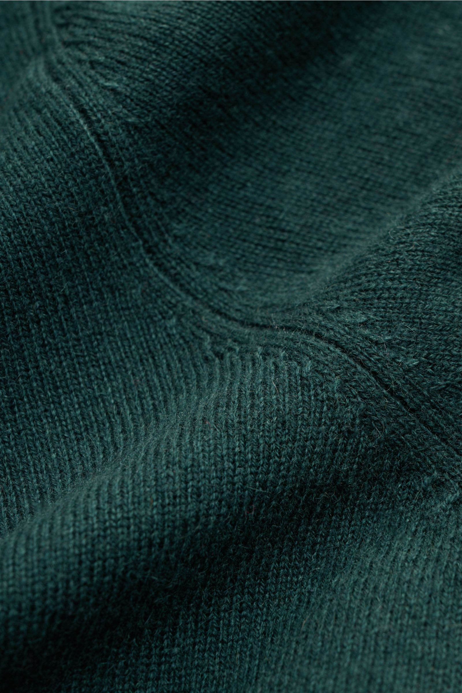 Nahaufnahme des von Braun Cashmere Strickhemds dunkelgrün aus feinem Strick mit weichem Griff, klassischem Umlegekragen und Rippbündchen.