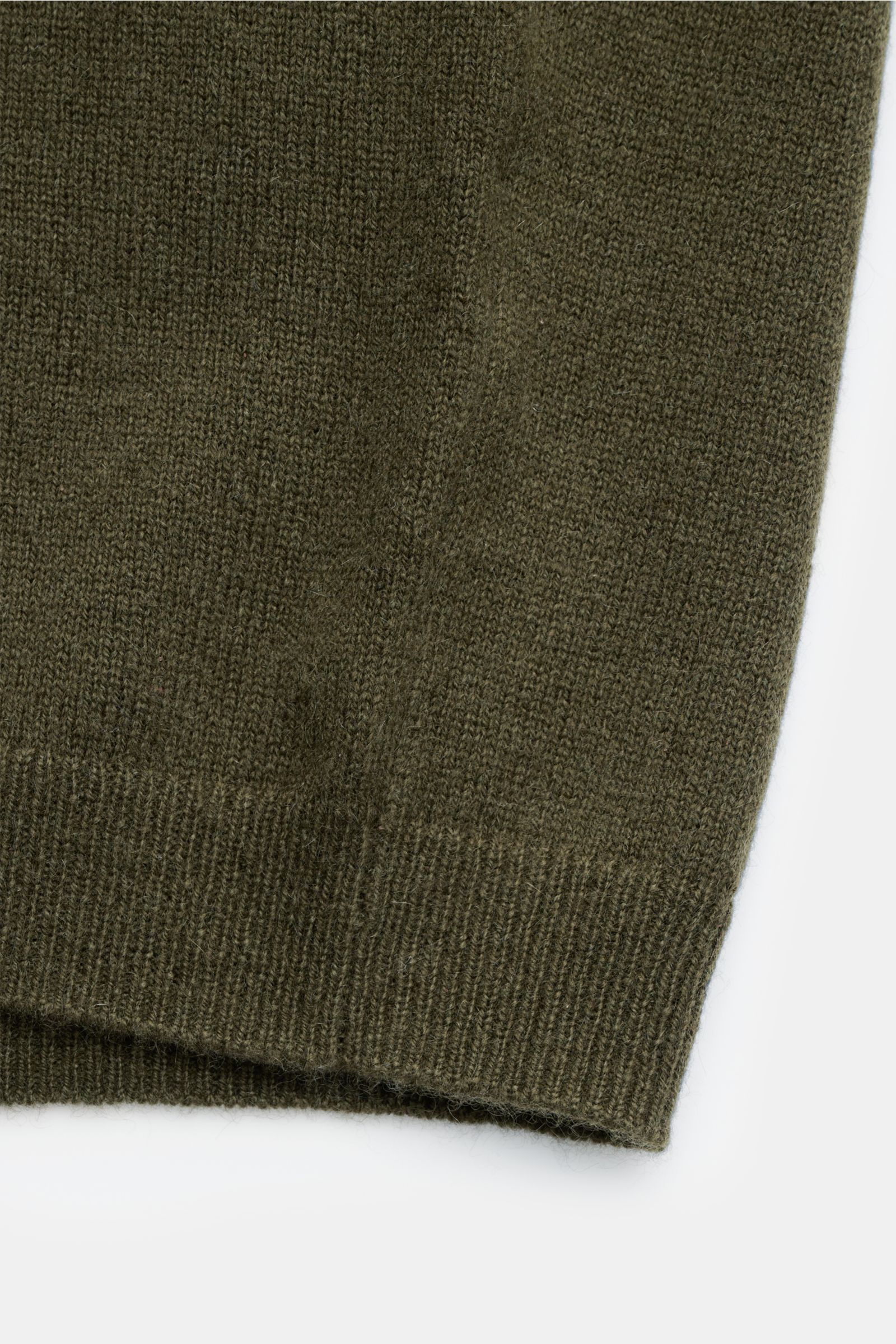 Close-up of the sleeve and ribbed cuff of the von Braun Cashmere knit shirt dark olive, showing fine knit texture from a side angle.

Luxurious winter essential: This VON BRAUN knit shirt in the finest Mongolian cashmere has a timeless design that of