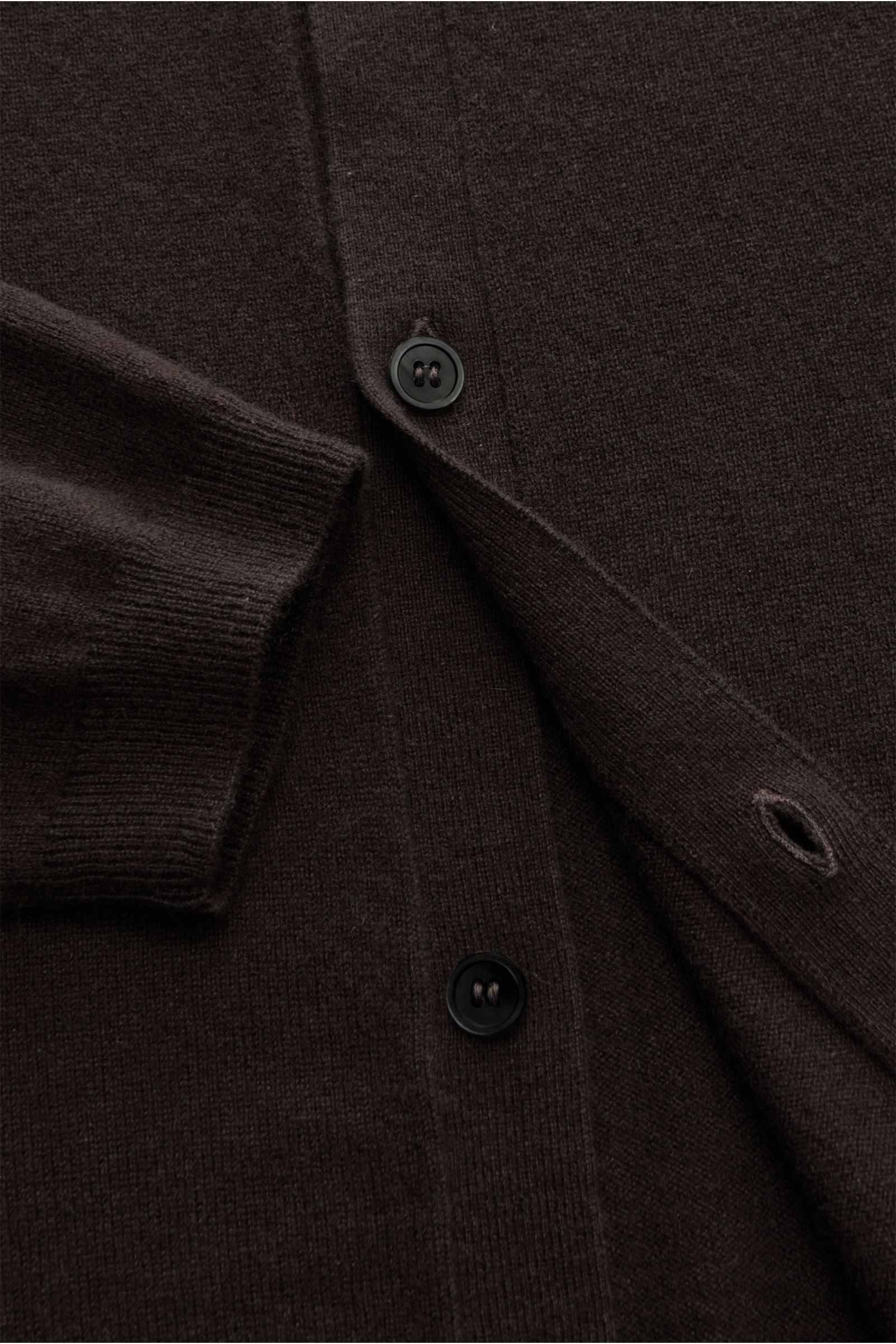 von Braun Cashmere Strickhemd dunkelbraun, Detailaufnahme von vorne, Slim Fit, feines Strickbild, glatte Knopfleiste, klassischer Umlegekragen, weicher Griff, Rippbündchen, reiner mongolischer Cashmere.