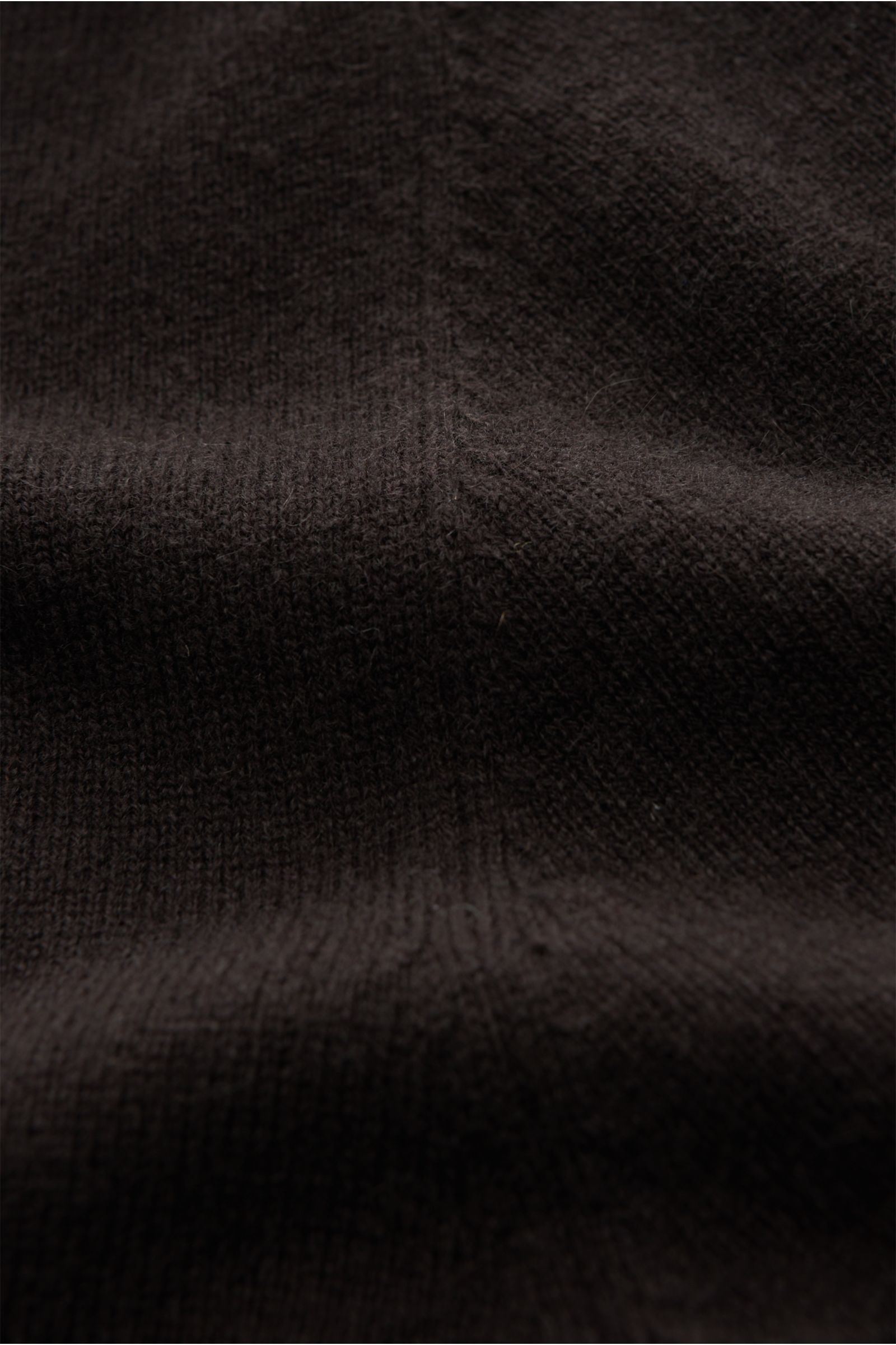 von Braun Cashmere Strickhemd dunkelbraun, Nahaufnahme des feinen Strickbilds aus reinem Cashmere mit weichem Griff, Slim Fit, glatter Knopfleiste, klassischem Umlegekragen und komfortablen Rippbündchen, luxuriöses Winter-Essential aus mongolischem Cashme