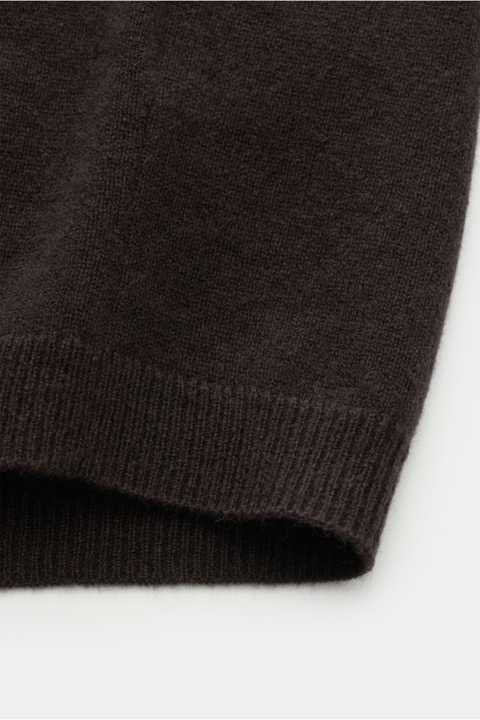 von Braun Cashmere Strickhemd dunkelbraun, Nahaufnahme der Rippbündchen und feinem Strickbild aus reiner mongolischer Cashmere-Faser, Slim Fit, glatte Knopfleiste, klassischer Umlegekragen, weicher Griff, Perspektive von unten auf den Saum.