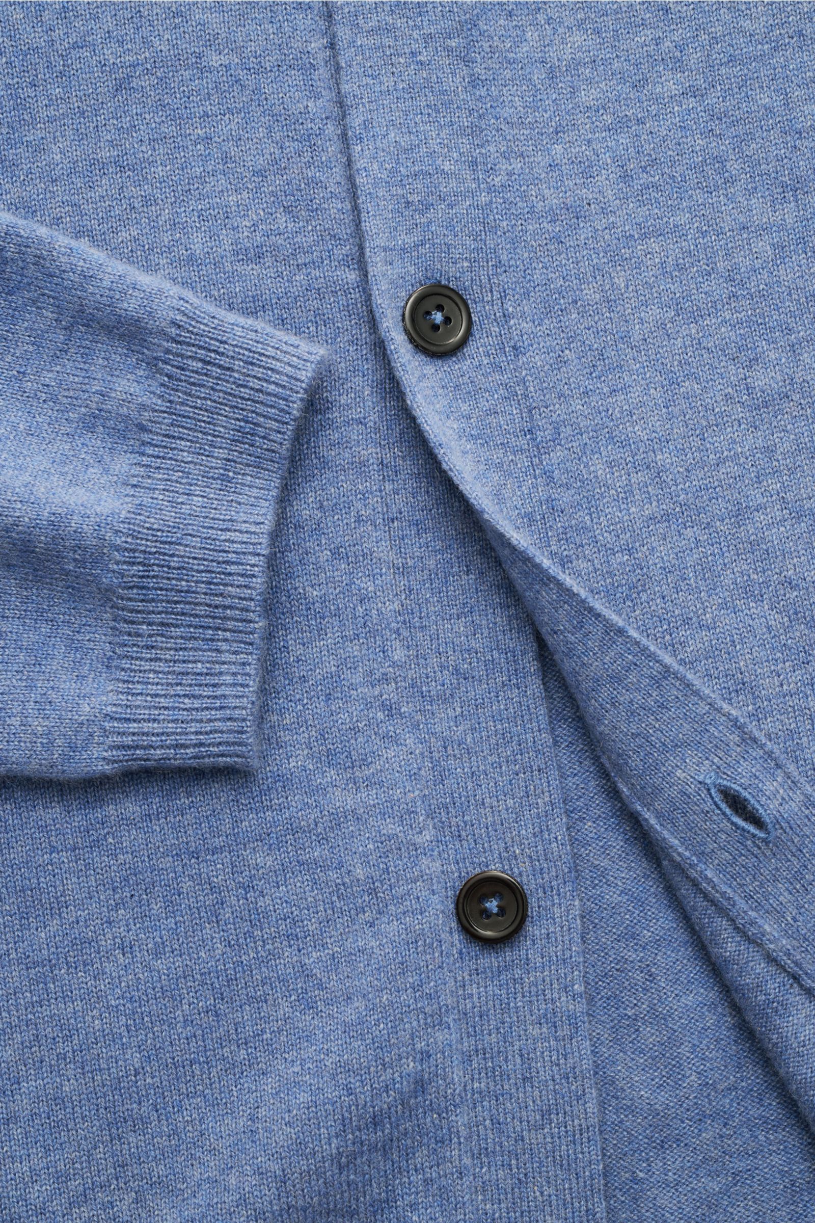 von Braun Cashmere Strickhemd blau meliert, Slim Fit, aus feinstem mongolischem Cashmere, Detailaufnahme von Knopfleiste, Umlegekragen, weichem Strick und Rippbündchen, luxuriöses Winter-Essential.
