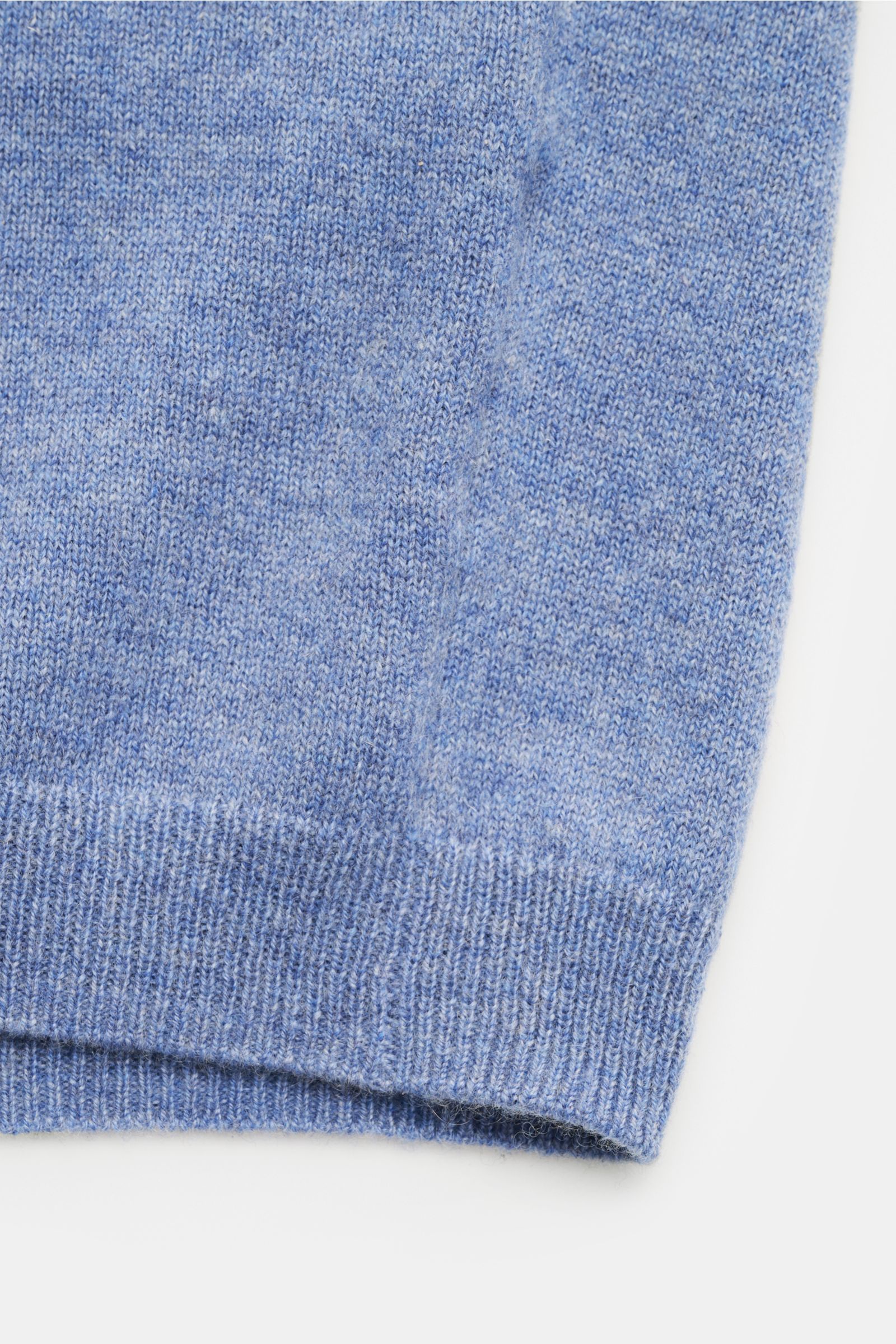 von Braun Cashmere Strickhemd blau meliert, Detailaufnahme der Rippbündchen und feines Strickbild, reiner Cashmere, Slim Fit, weicher Griff, klassischer Umlegekragen, glatte Knopfleiste, komfortable Bündchen, luxuriöses Winter-Essential aus mongolischem C
