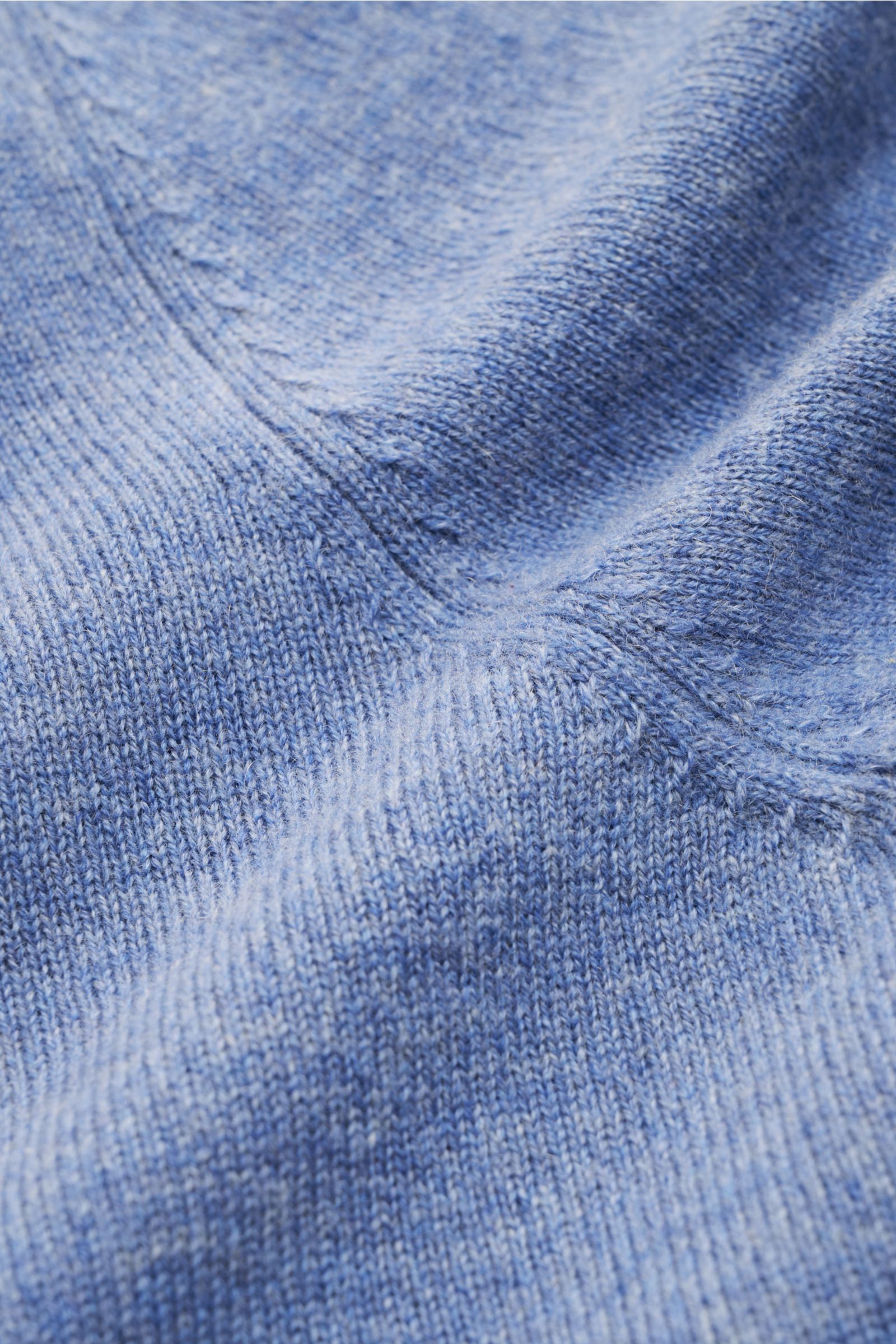 von Braun Cashmere Strickhemd blau meliert in Nahaufnahme, feines Strickbild, weicher Griff, reine Cashmere-Qualität, Slim Fit, Rippbündchen sichtbar.