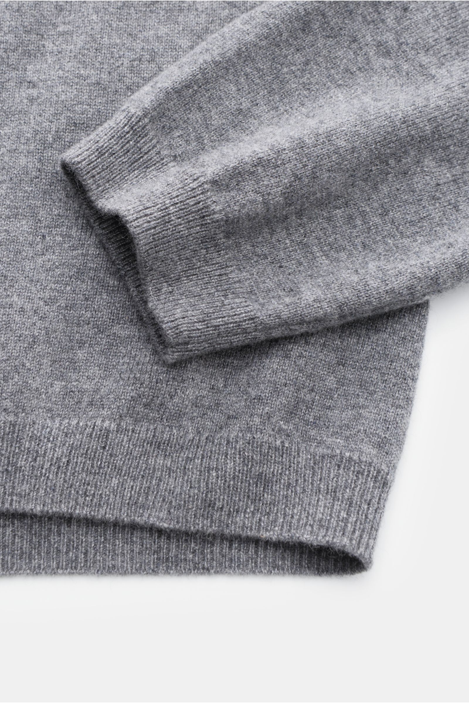 Close-up side view of von Braun Cashmere knit shirt grey melange sleeve and hem in fine, soft Mongolian cashmere knit.

Luxurious winter essential: This VON BRAUN knit shirt in the finest Mongolian cashmere has a timeless design that offers versatility