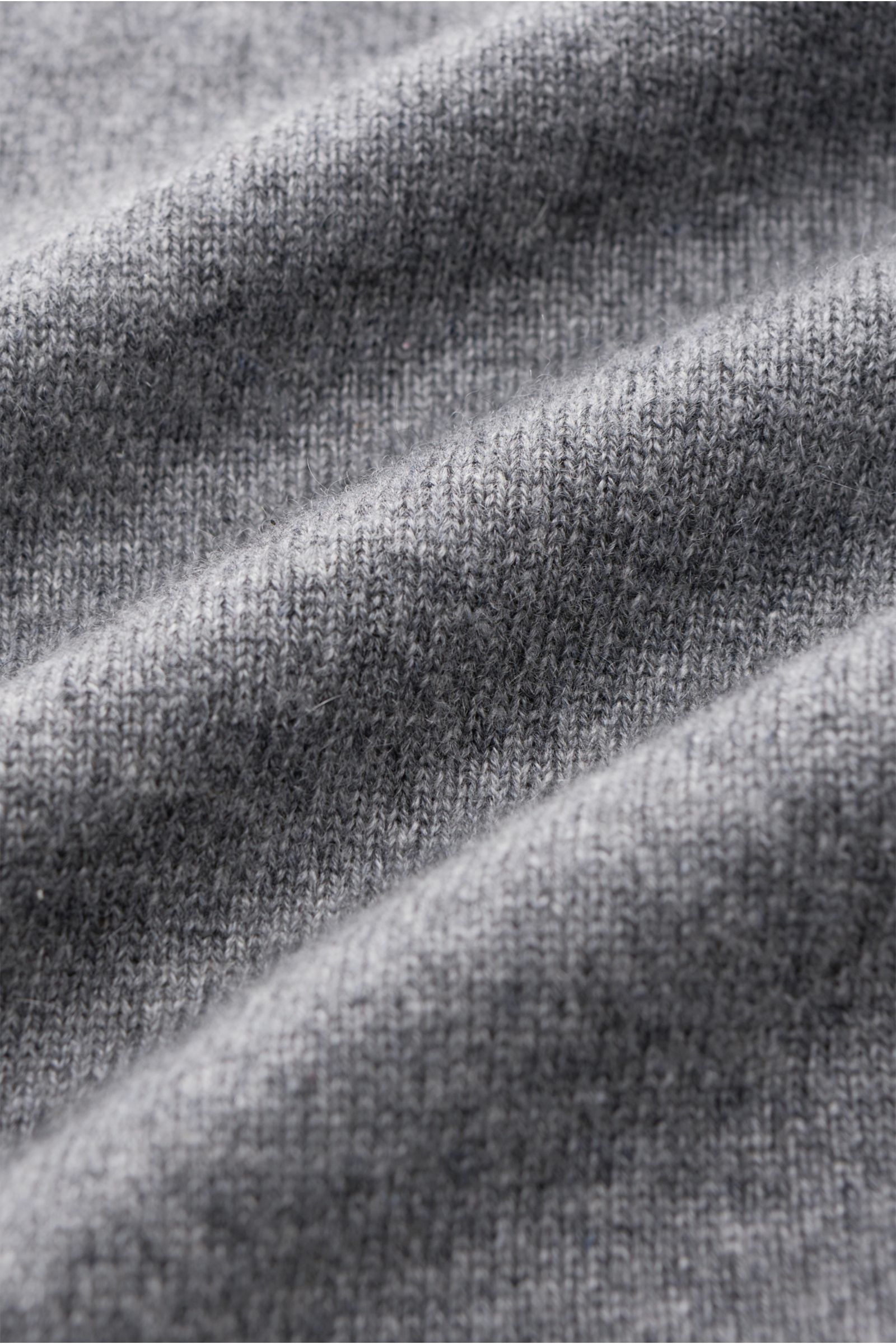 Close-up view of the fine knit fabric texture of the von Braun Cashmere knit shirt grey melange, showcasing soft Mongolian cashmere.

Luxurious winter essential: This VON BRAUN knit shirt in the finest Mongolian cashmere has a timeless design that offe