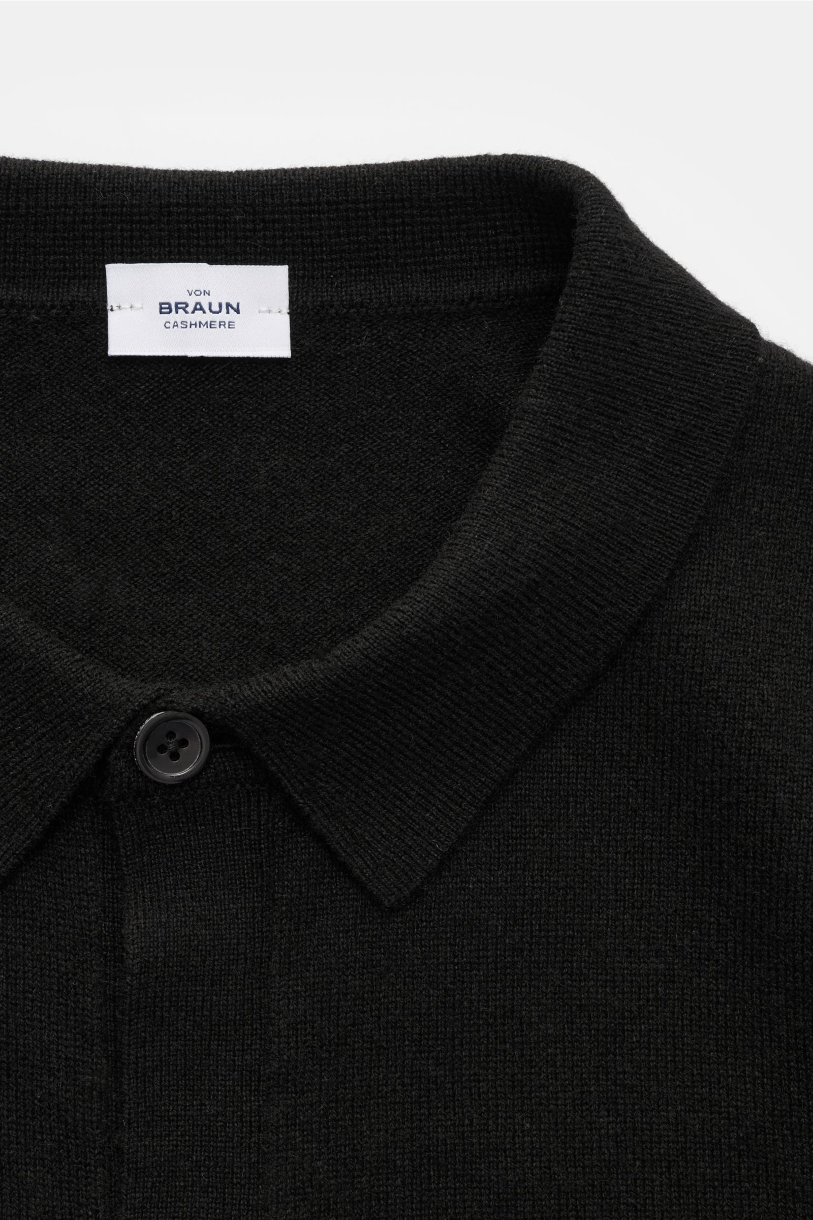 Nahaufnahme des von Braun Cashmere Strickhemds schwarz, Slim Fit mit klassischem Umlegekragen, glatter Knopfleiste und feinem Strickbild aus reinem mongolischem Cashmere.