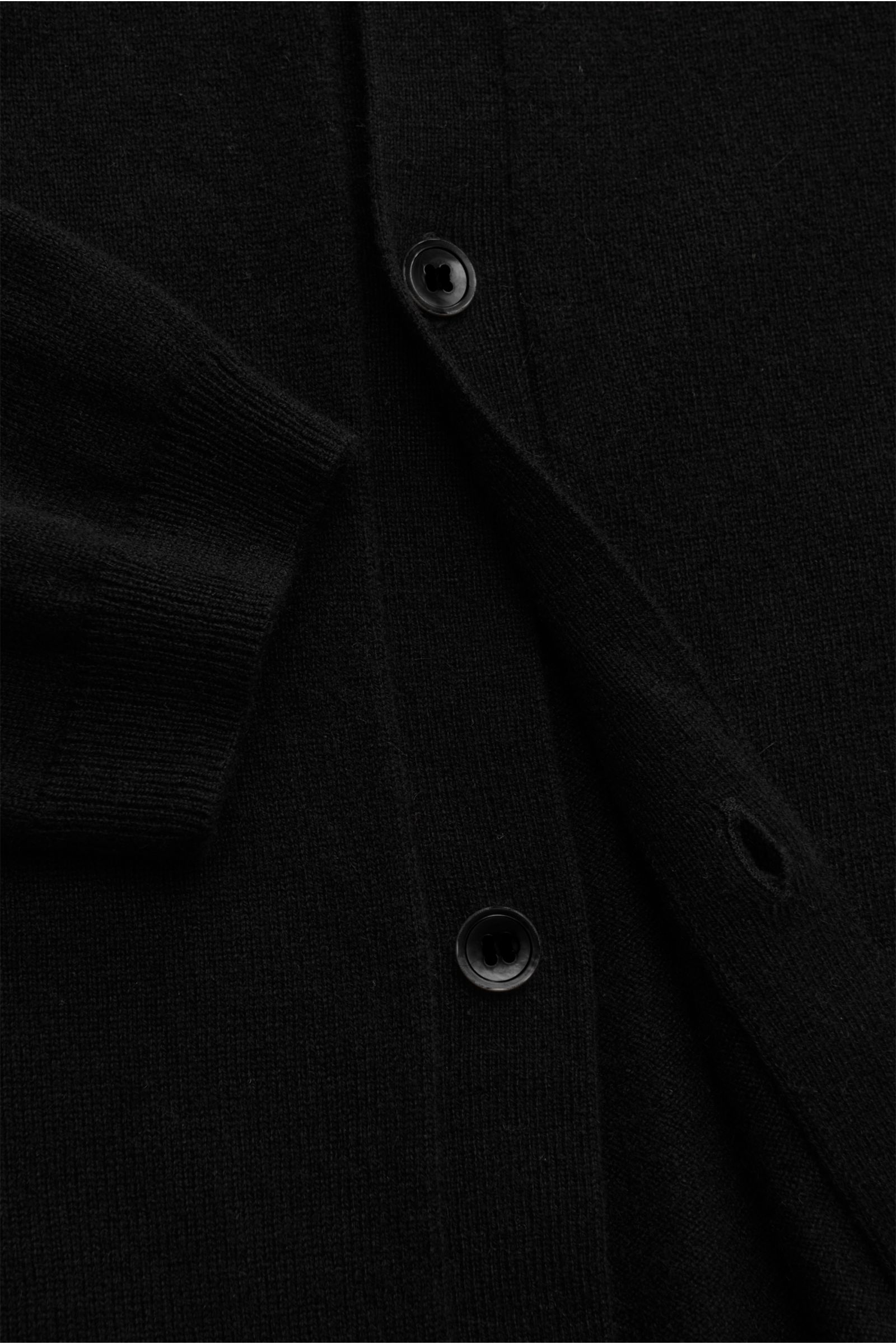 von Braun Cashmere Strickhemd schwarz, aus feinstem mongolischem Cashmere, Slim Fit, glatte Knopfleiste, klassischer Umlegekragen, Rippbündchen, Detailaufnahme frontal von oben.