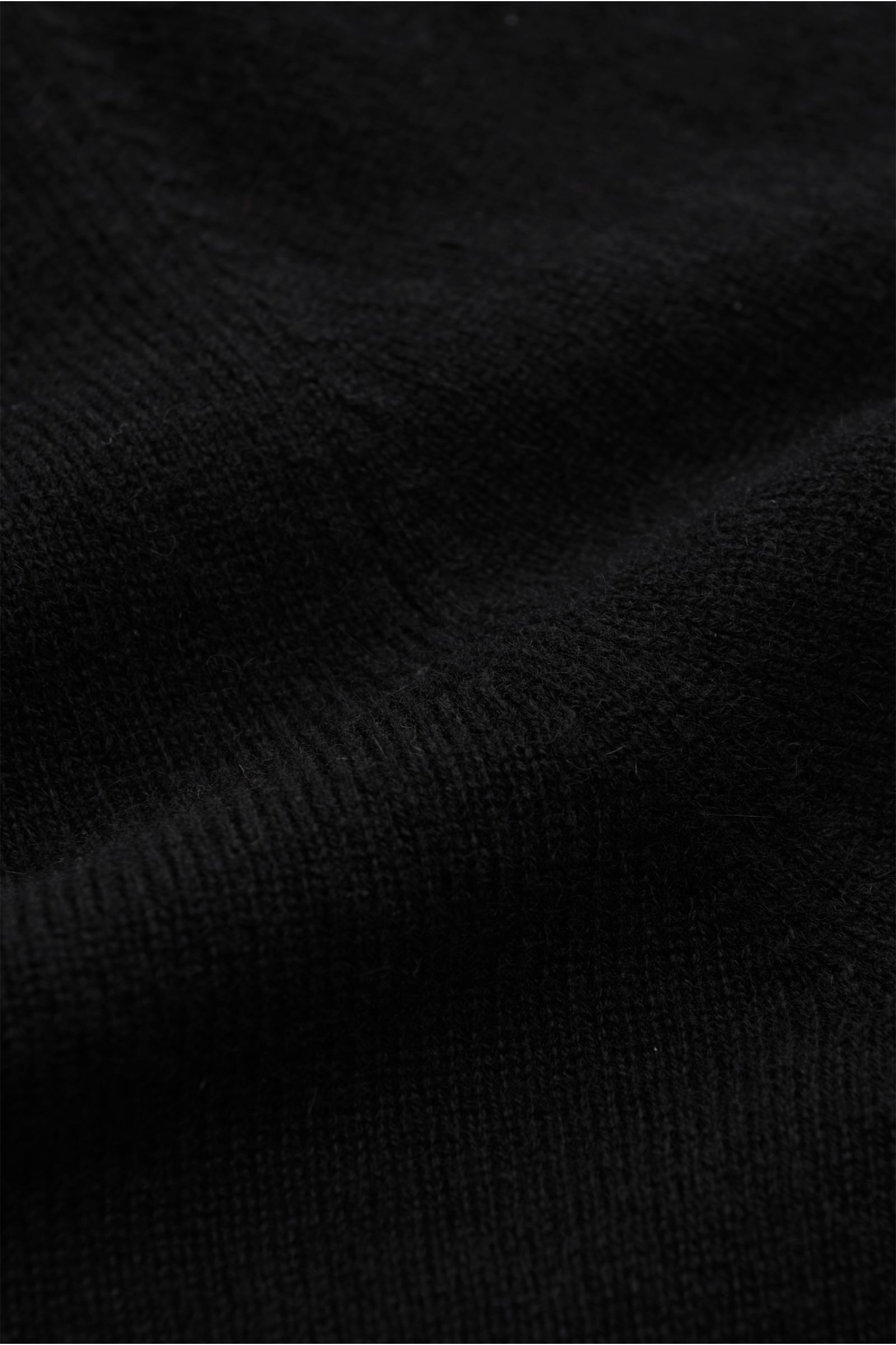 Nahaufnahme des von Braun Cashmere Strickhemds schwarz in Slim Fit, feinem Strickbild, weichem Griff und komfortablen Rippbündchen.