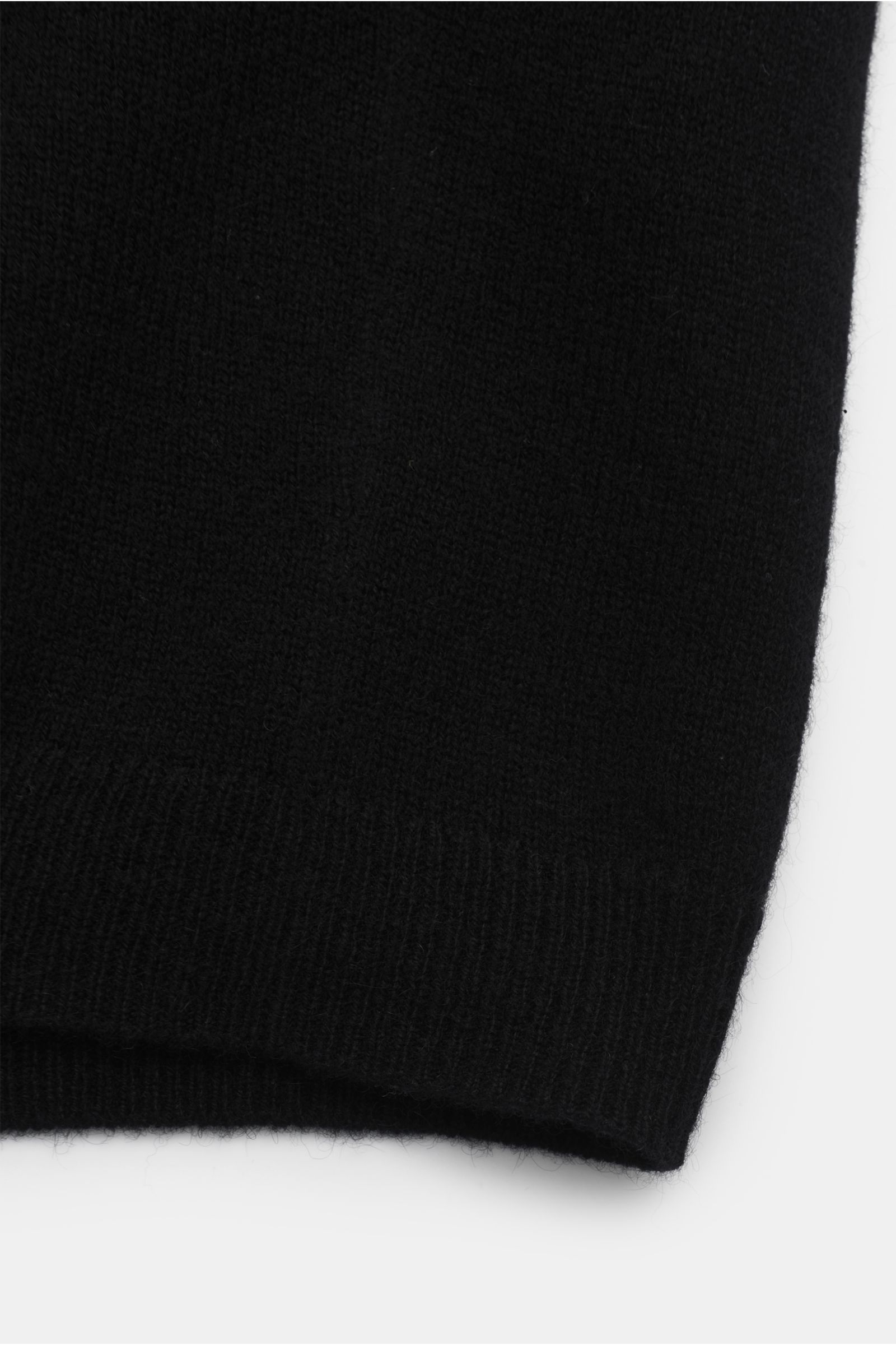 von Braun Cashmere Strickhemd schwarz, Detailaufnahme des feinen Strickbilds und Rippbündchens aus reinem, weichem mongolischem Cashmere, Slim Fit