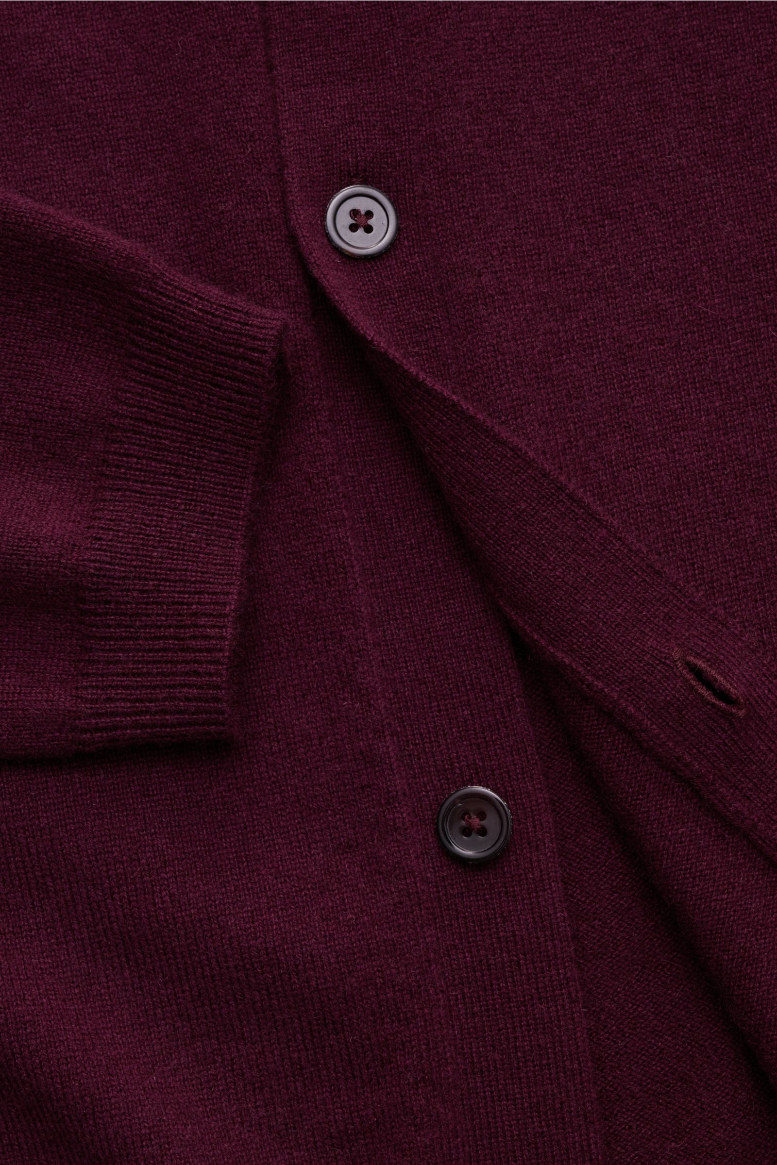 Close-up, top-down view of the von Braun Cashmere knit shirt burgundy showing fine knit texture, buttons, and ribbed cuff.

Luxurious winter essential: This VON BRAUN knit shirt in the finest Mongolian cashmere has a timeless design that offers versati