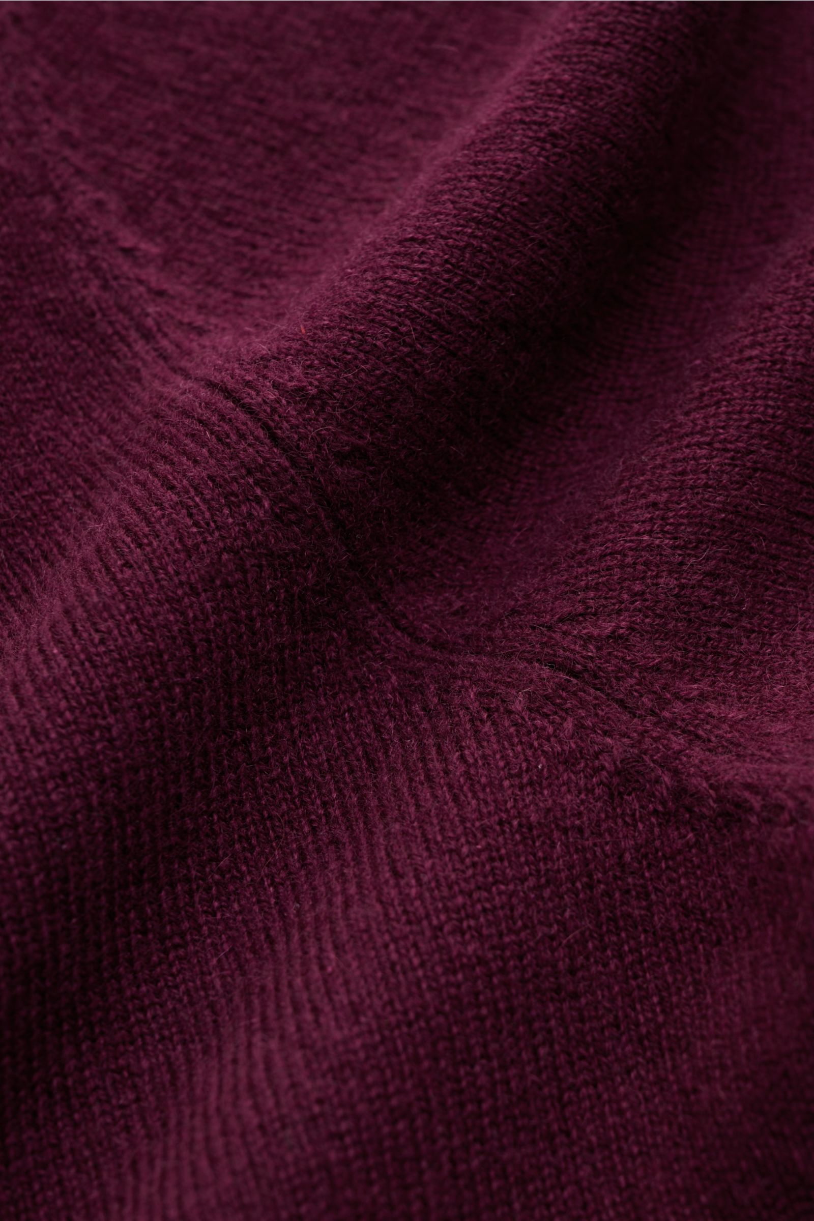 Close-up top-down view of the von Braun Cashmere knit shirt burgundy showing fine knit texture and deep burgundy color.

Luxurious winter essential: This VON BRAUN knit shirt in the finest Mongolian cashmere has a timeless design that offers versatilit