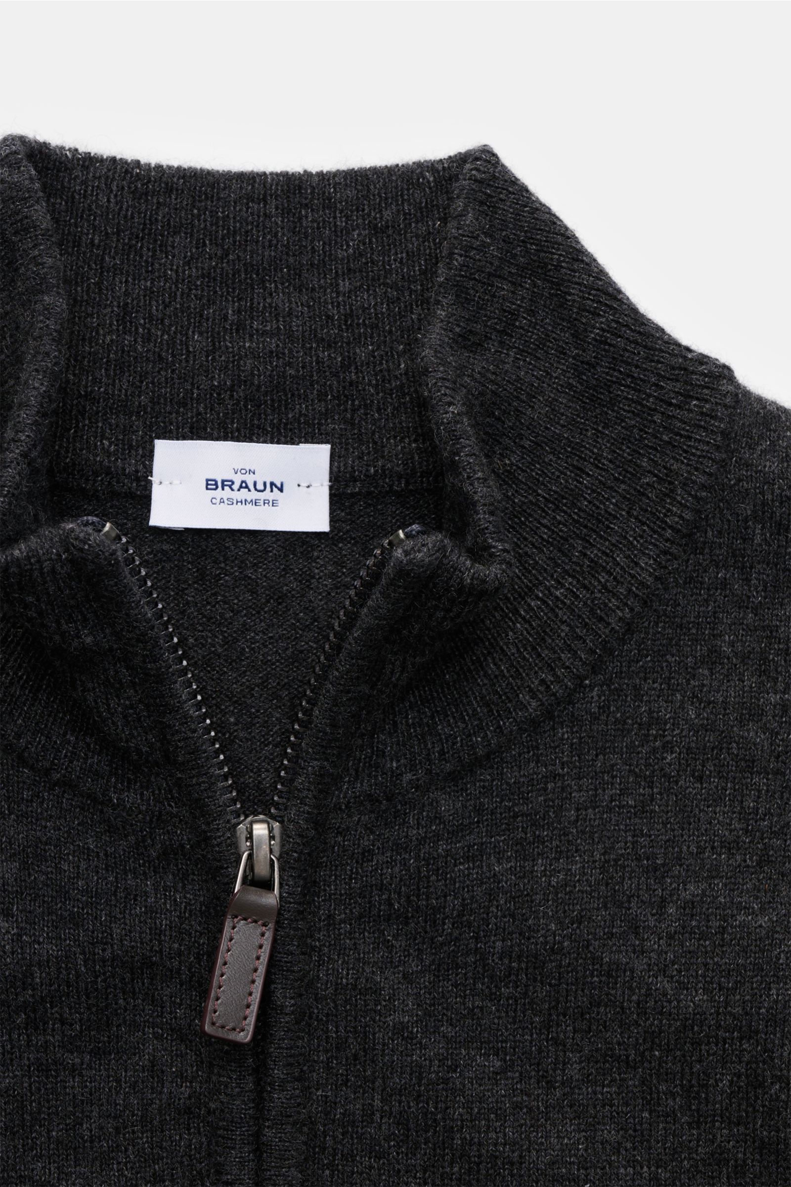 von Braun Cashmere Troyer dunkelgrau meliert in Slim Fit, feines Strickbild, typischer Troyerkragen mit Zipper, flexible Rippbündchen, aus Mongolei-Cashmere, Nahaufnahme von oben