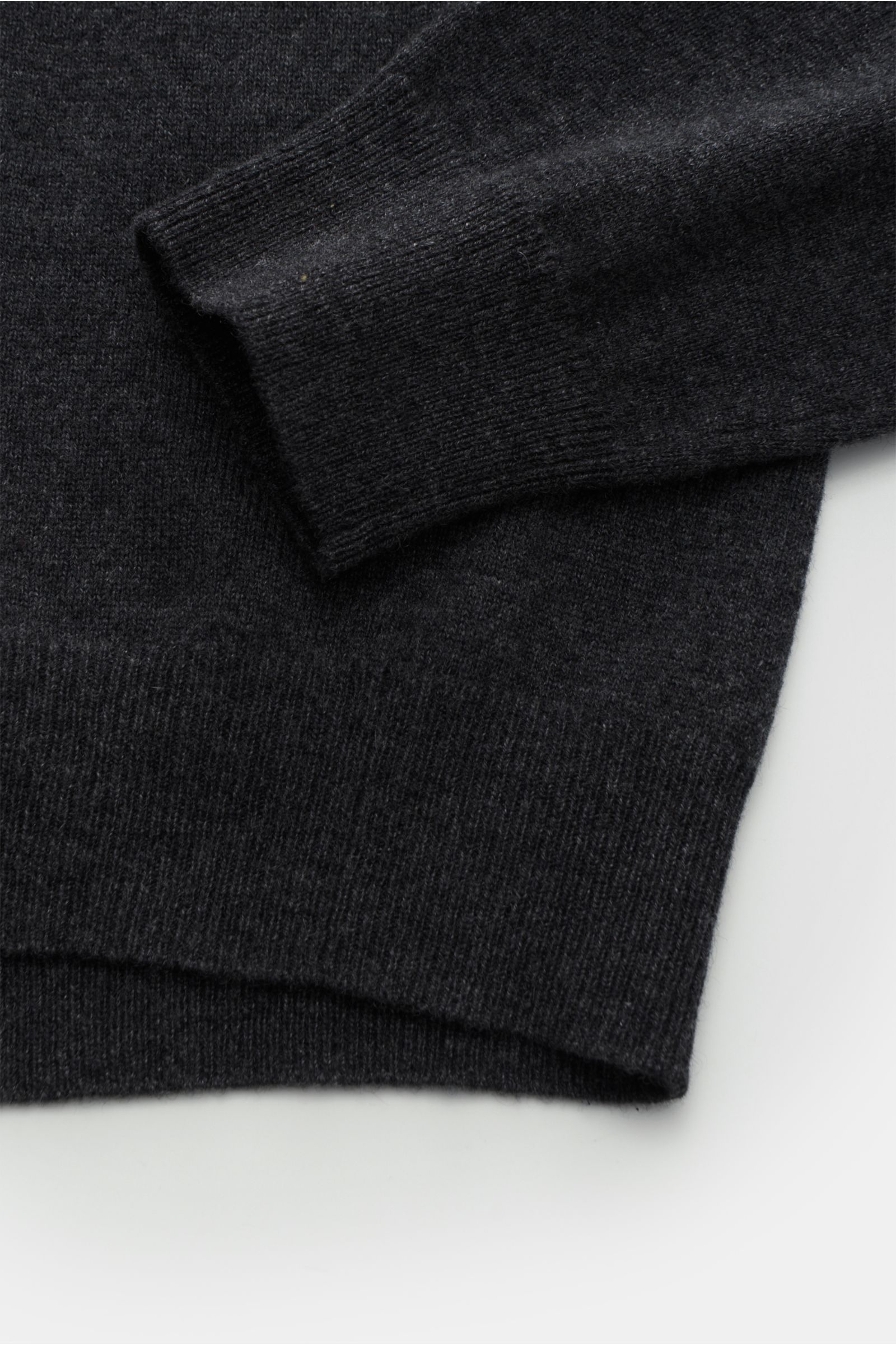 von Braun Cashmere Troyer dunkelgrau meliert, Nahaufnahme von Ärmeln und Saum, feines Strickbild, Slim Fit, weicher Griff, Troyerkragen mit Zipper, flexible Rippbündchen, reiner Cashmere aus Mongolei.