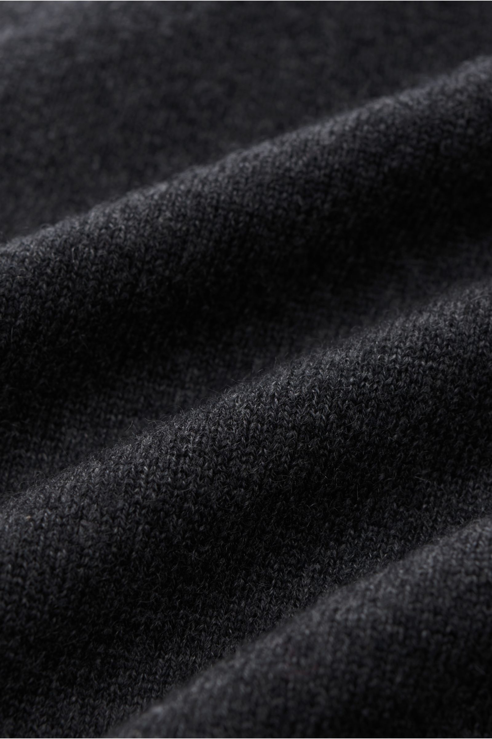 Nahaufnahme des fein gestrickten von Braun Cashmere Troyer dunkelgrau meliert, Slim Fit, mit weichem Griff und typischem Troyerkragen mit Zipper.