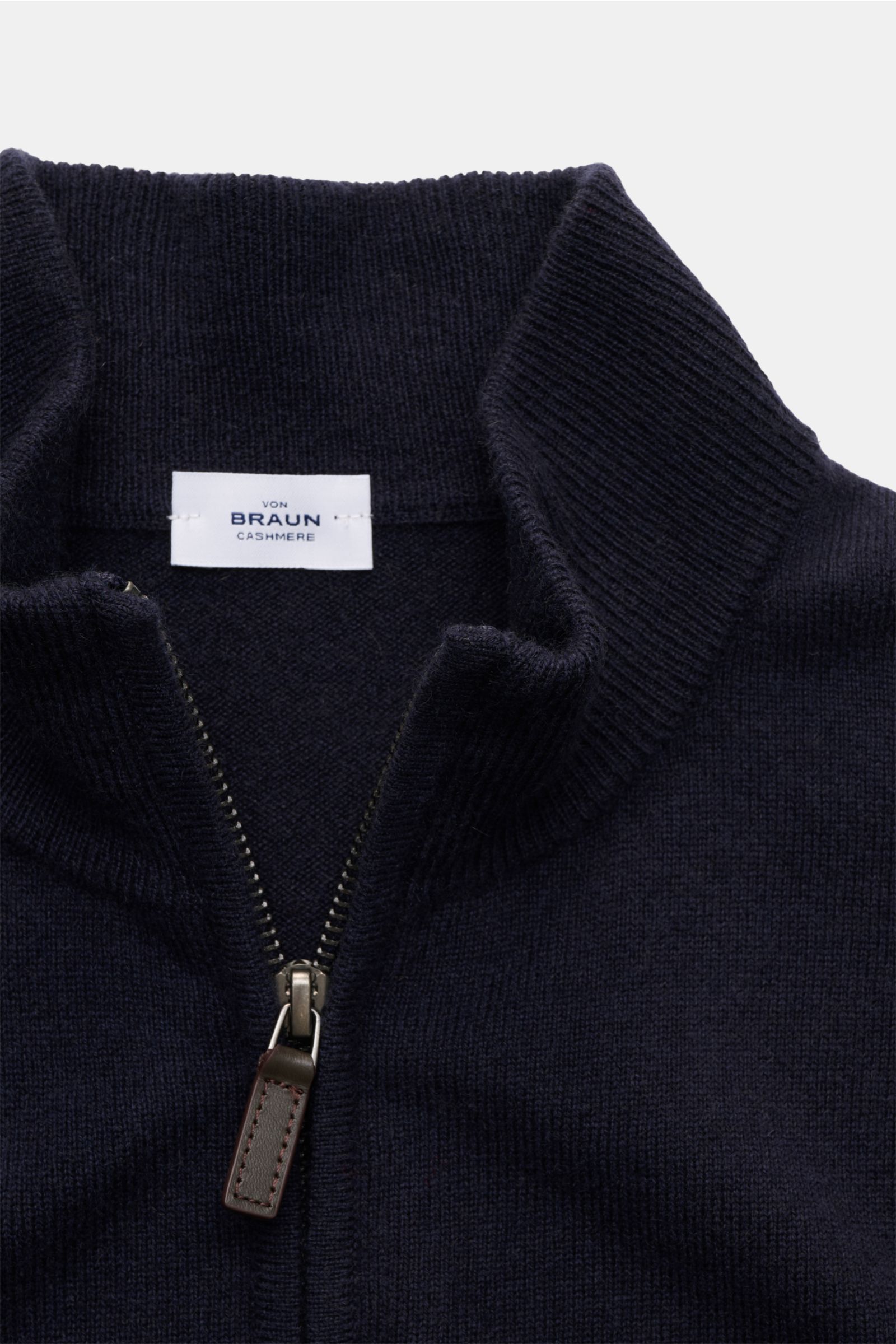 Nahaufnahme des von Braun Cashmere Troyer navy mit feinem Strickbild, Troyerkragen, Zipper und flexiblem Rippbündchen.