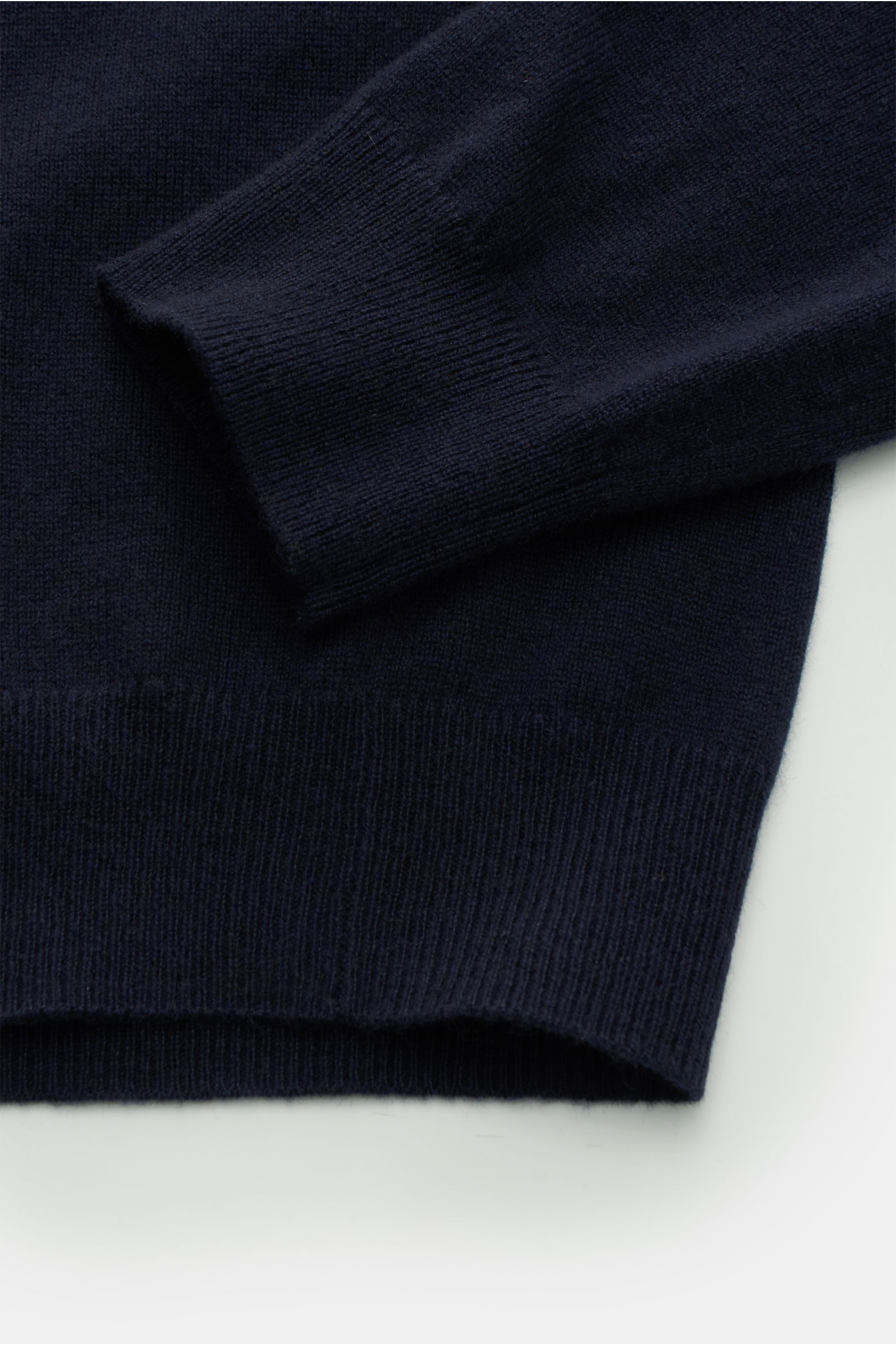 Nahaufnahme des von Braun Cashmere Troyer navy von unten, zeigt feines Strickbild, Slim Fit, Troyerkragen mit Zipper, flexible Rippbündchen.