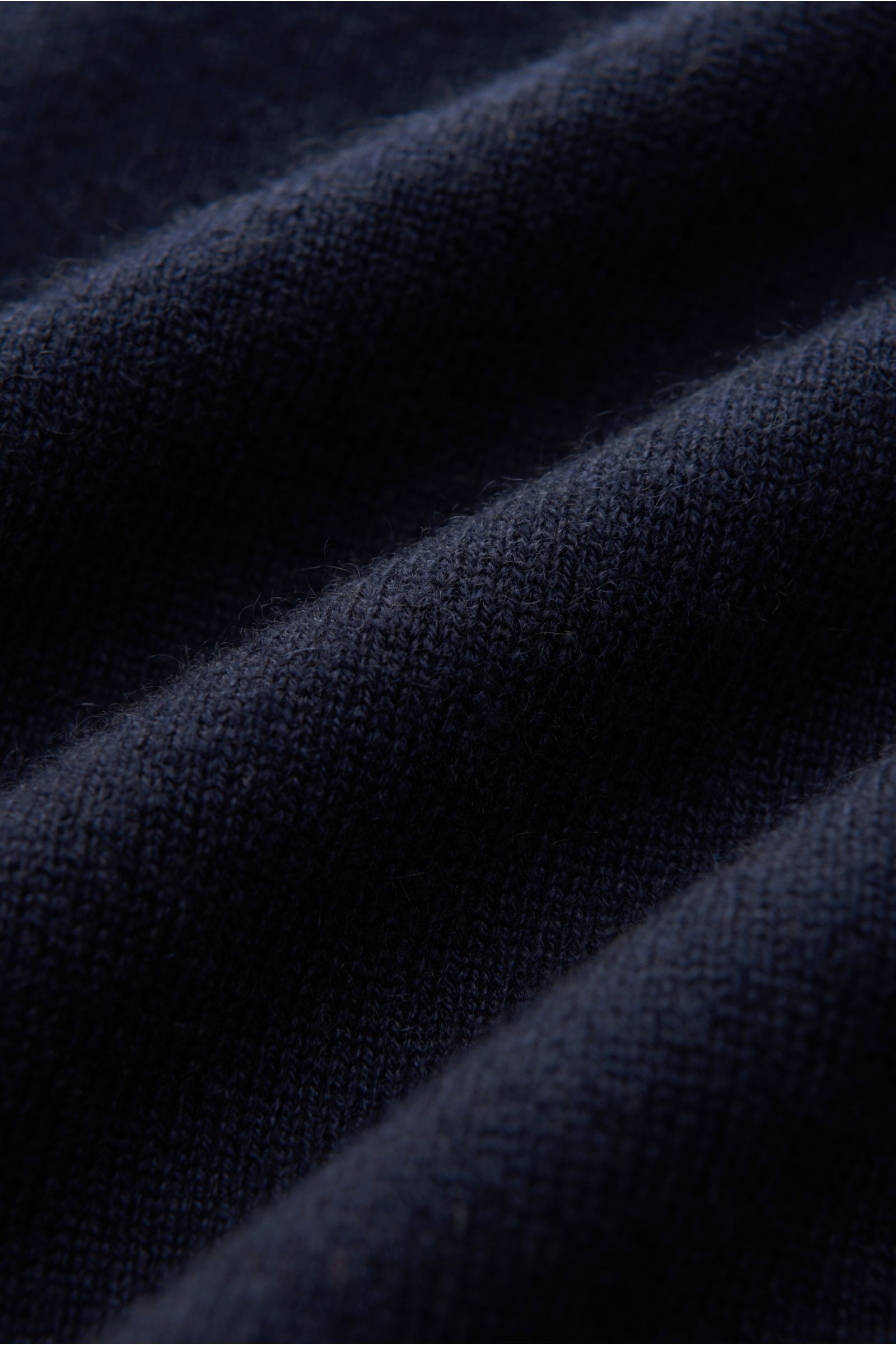 Nahaufnahme des feinen Strickbilds vom von Braun Cashmere Troyer navy, reine Mongolei-Cashmere-Qualität, weicher Griff.