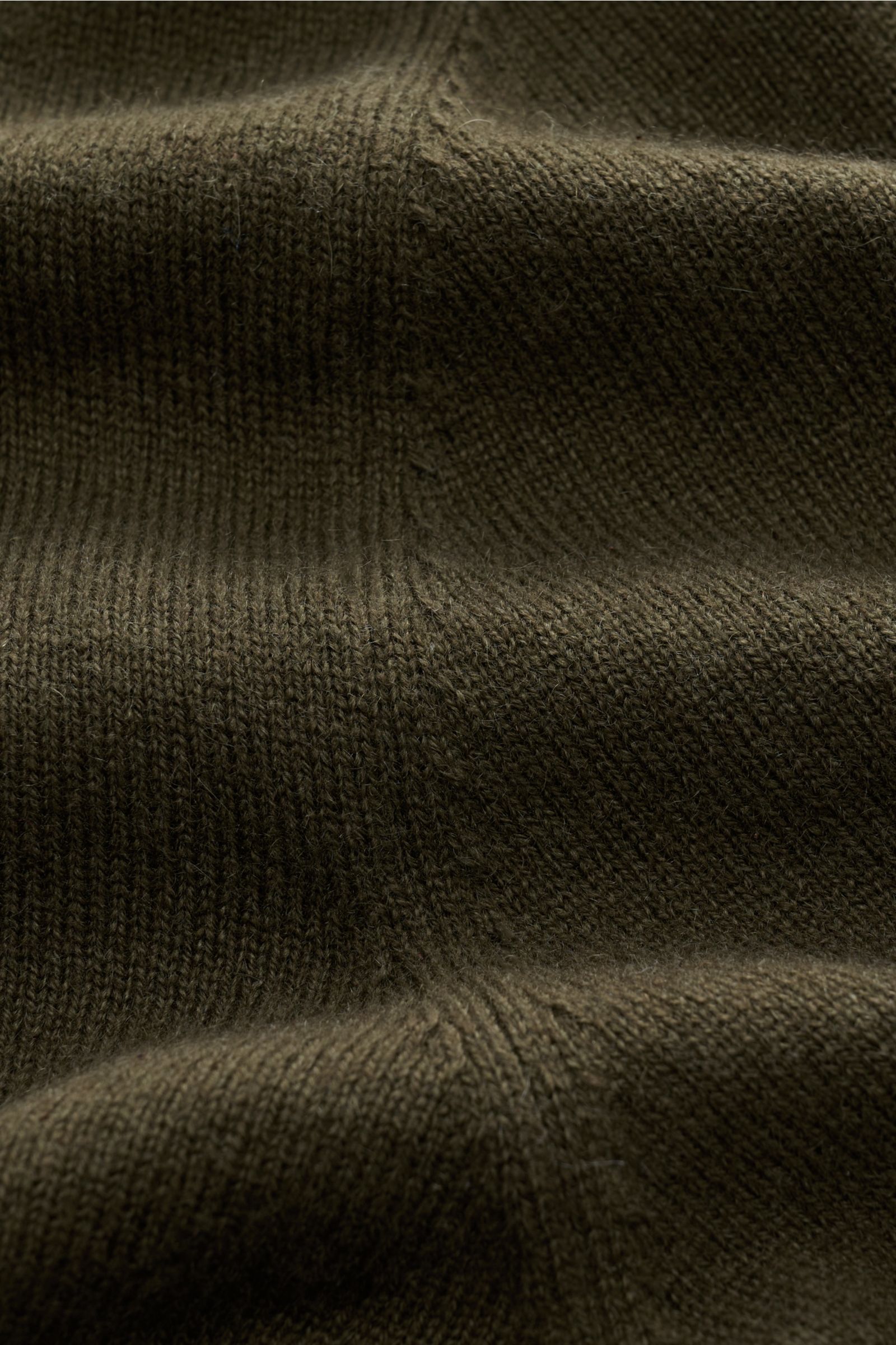 von Braun Cashmere Troyer oliv in Nahaufnahme, feines Strickbild, reiner Cashmere, weicher Griff, Slim Fit, Troyerkragen mit Zipper, flexible Rippbündchen.