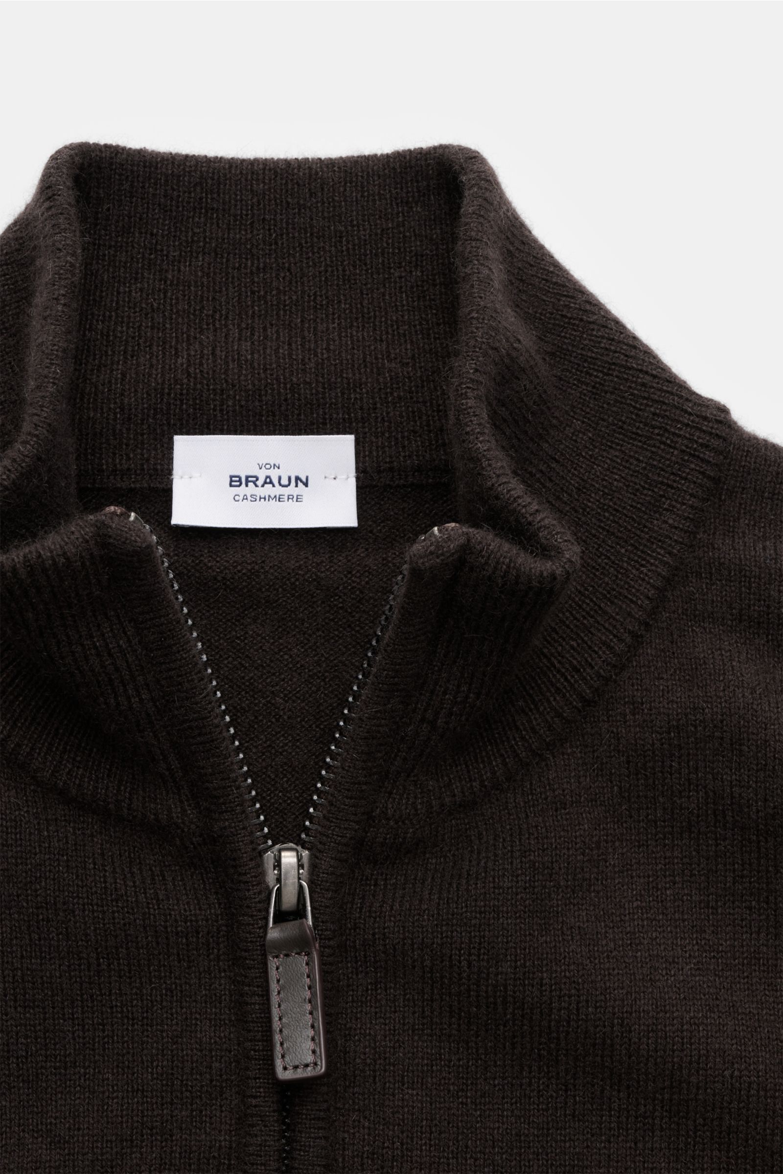 Nahaufnahme von einem von Braun Cashmere Troyer dunkelbraun mit typischem Troyerkragen, Zipper, feinem Strickbild, Slim Fit und weichem Griff aus Mongolei-Cashmere.