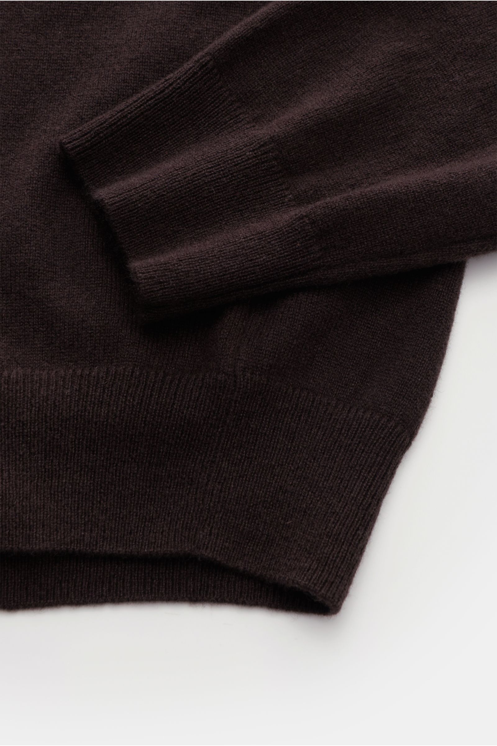 von Braun Cashmere Troyer dunkelbraun, Nahaufnahme von Ärmel und Saum, reiner Cashmere, Slim Fit, typischer Troyerkragen mit Zipper, weicher Griff, feines Strickbild, flexible Rippbündchen