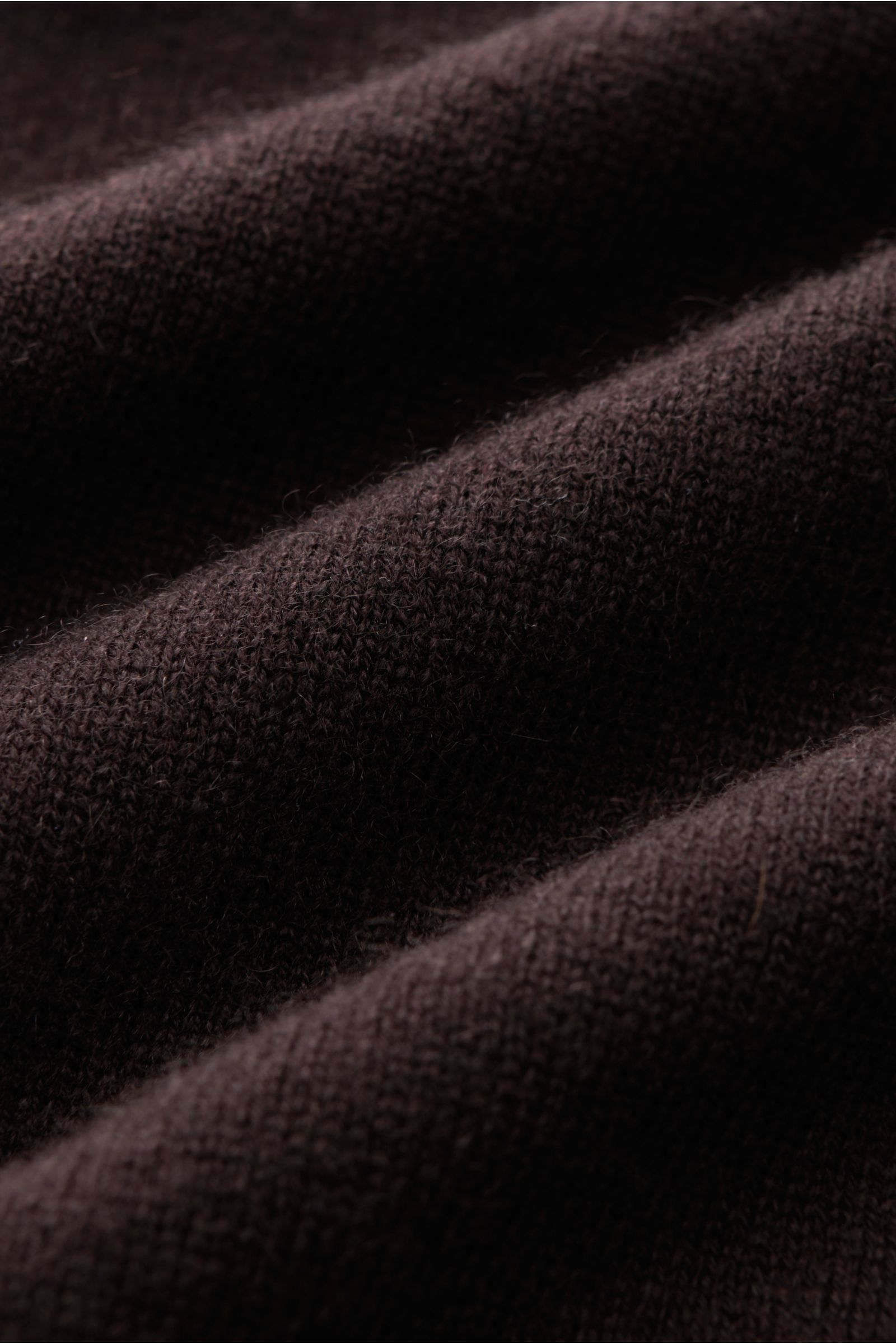 von Braun Cashmere Troyer dunkelbraun in Nahaufnahme, feines Strickbild, reiner Cashmere, Slim Fit, weicher Griff, typischer Troyerkragen mit Zipper, flexible Rippbündchen.