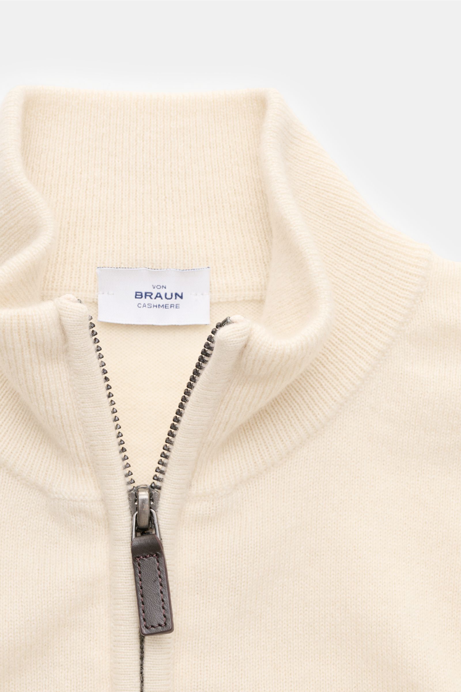 von Braun Cashmere Troyer creme aus reinem, feinem Cashmere aus der Mongolei, Slim Fit, Troyerkragen mit Zipper, weicher Griff, Rippbündchen, Detailaufnahme von oben
