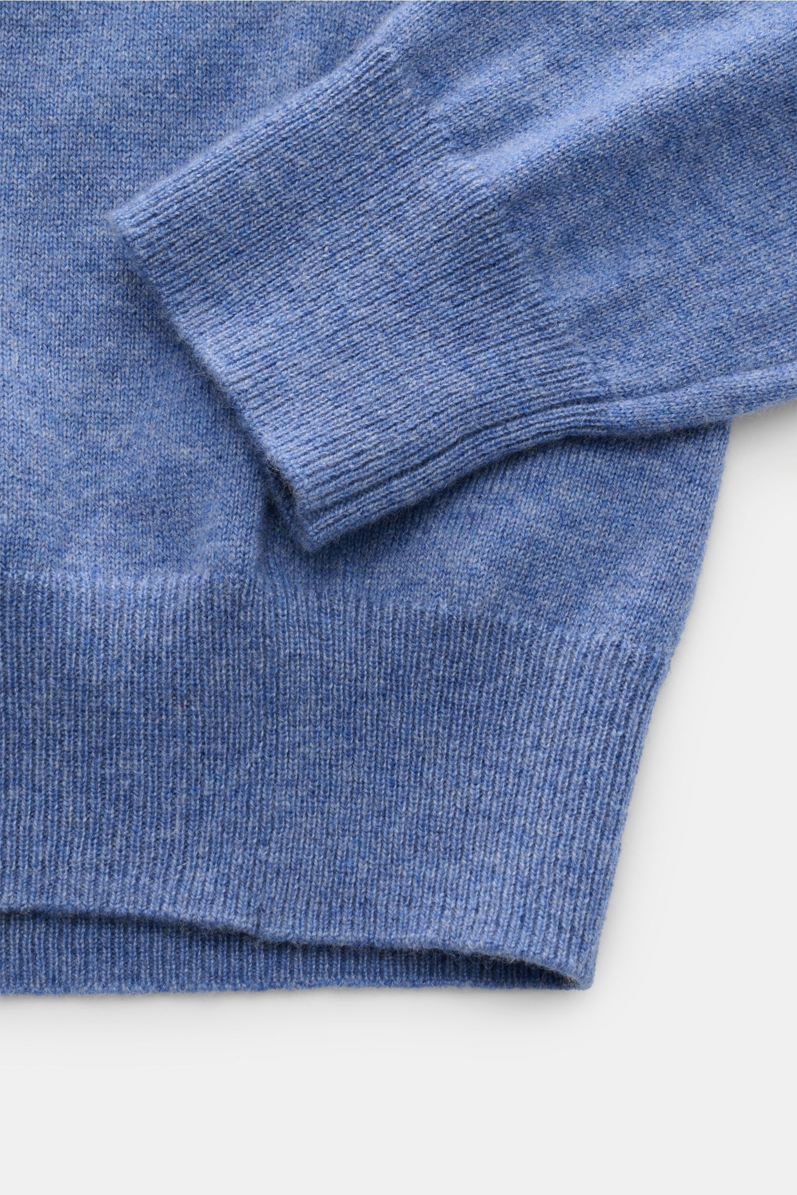 Nahaufnahme des von Braun Cashmere Troyer blau meliert von oben, zeigt feines Strickbild, Slim Fit, typischen Troyerkragen mit Zipper, flexible Rippbündchen, reinen Cashmere aus Mongolei, sehr weicher Griff.
