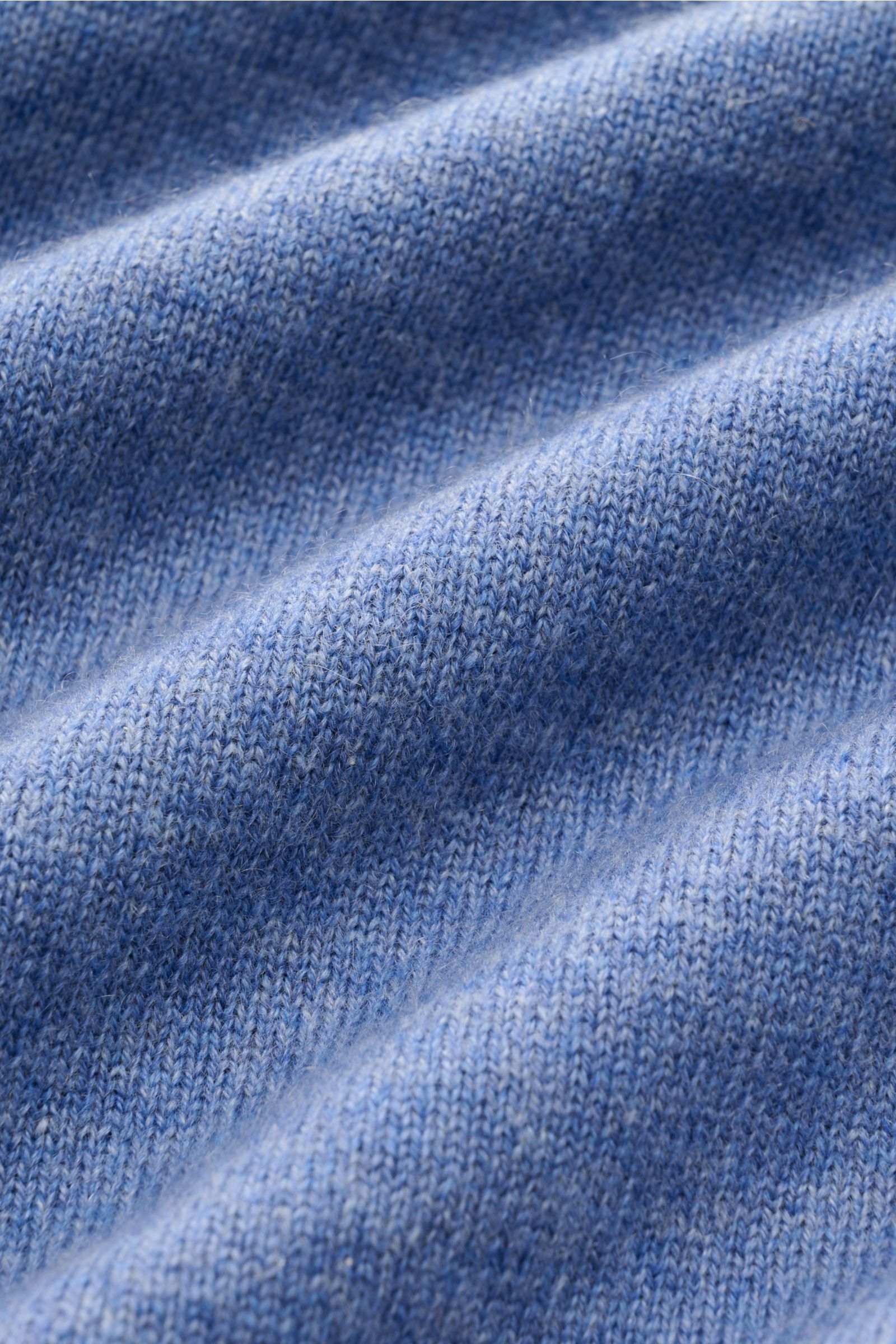 Nahaufnahme des feinen Strickbilds vom von Braun Cashmere Troyer blau meliert aus reinem, weichem Cashmere mit Slim Fit und Troyerkragen.