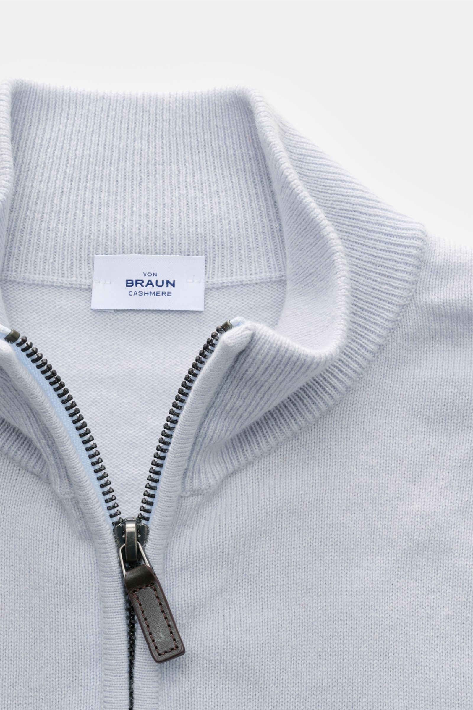 von Braun Cashmere Troyer hellblau, Nahaufnahme von oben, reiner Cashmere, sehr weicher Griff, feines Strickbild, Slim Fit, Troyerkragen mit Zipper, flexible Rippbündchen, hochwertig aus Mongolei
