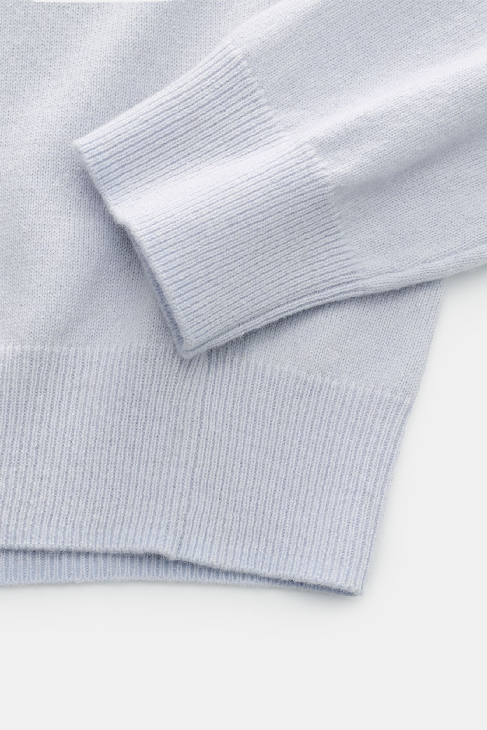 von Braun Cashmere Troyer hellblau, Detailaufnahme von Ärmel und Saum, reiner Cashmere, weicher Griff, feines Strickbild, Slim Fit, Troyerkragen mit Zipper, flexible Rippbündchen.