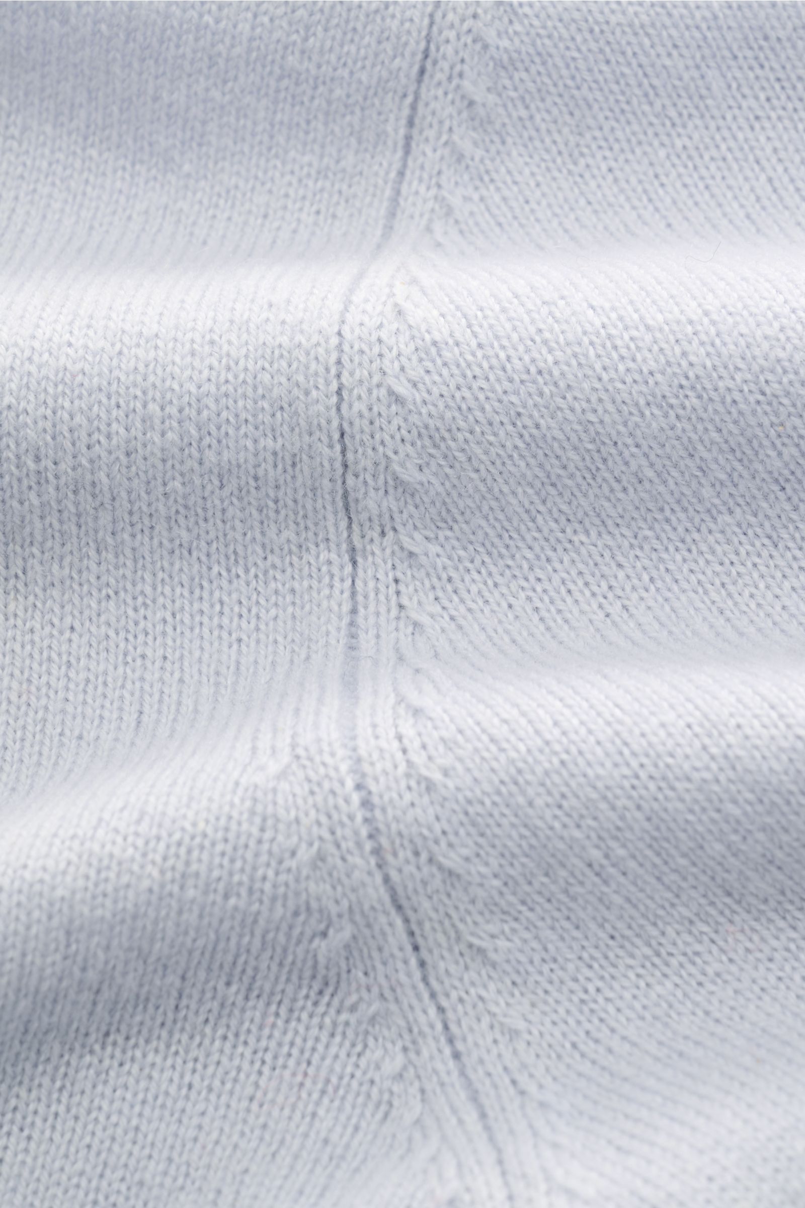 von Braun Cashmere Troyer hellblau Nahaufnahme des feinen Strickbilds aus reinem, weichem Cashmere mit typischem Troyerkragen und Zip-Perspektive