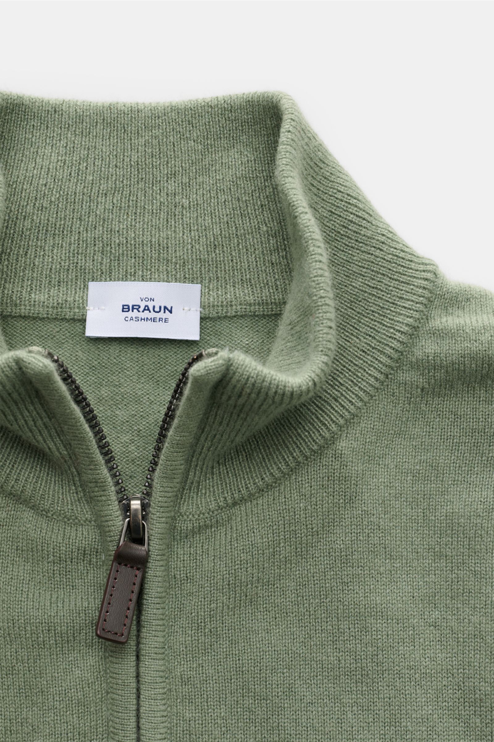 Nahaufnahme eines von Braun Cashmere Troyer salbei mit Troyerkragen und Zipper, feinem Strickbild, Slim Fit, weichem Griff und flexiblen Rippbündchen.