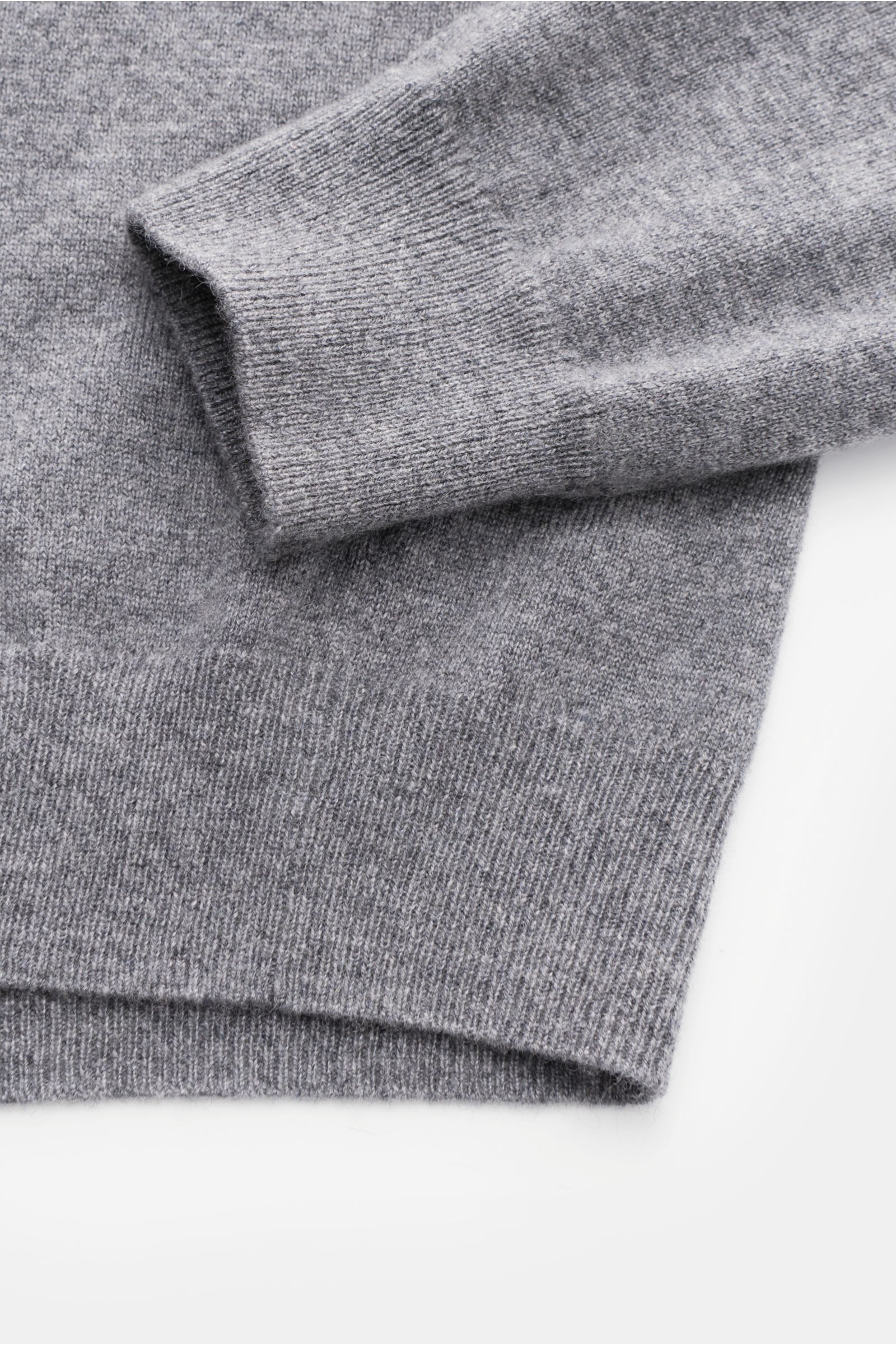 Nahaufnahme des von Braun Cashmere Troyer grau meliert von oben, zeigt feines Strickbild, weichen Griff und flexible Rippbündchen.