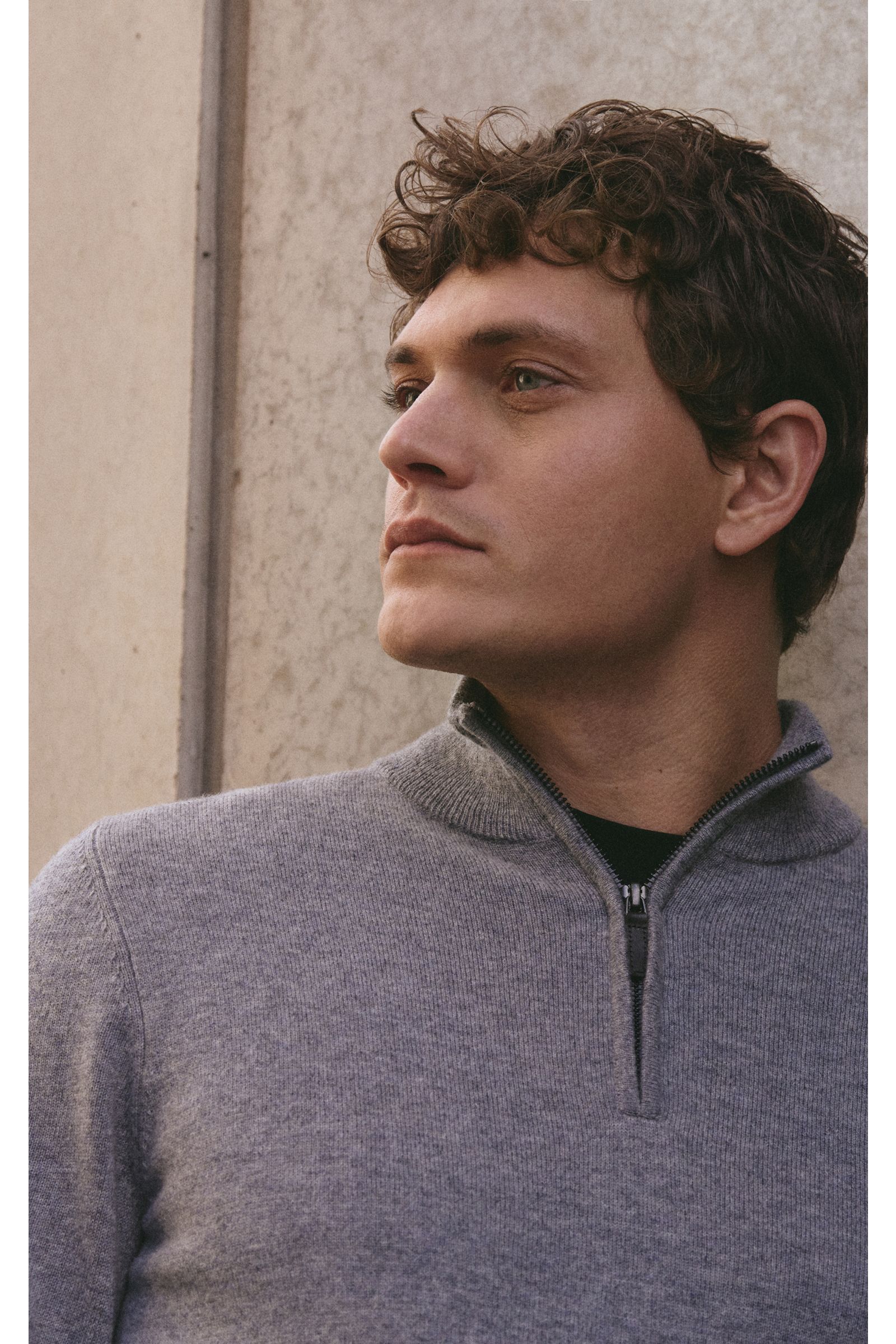 von Braun Cashmere Troyer grau meliert in Slim Fit, feines Strickbild, weicher Griff, typischer Troyerkragen mit Zipper, seitliche Nahaufnahme.