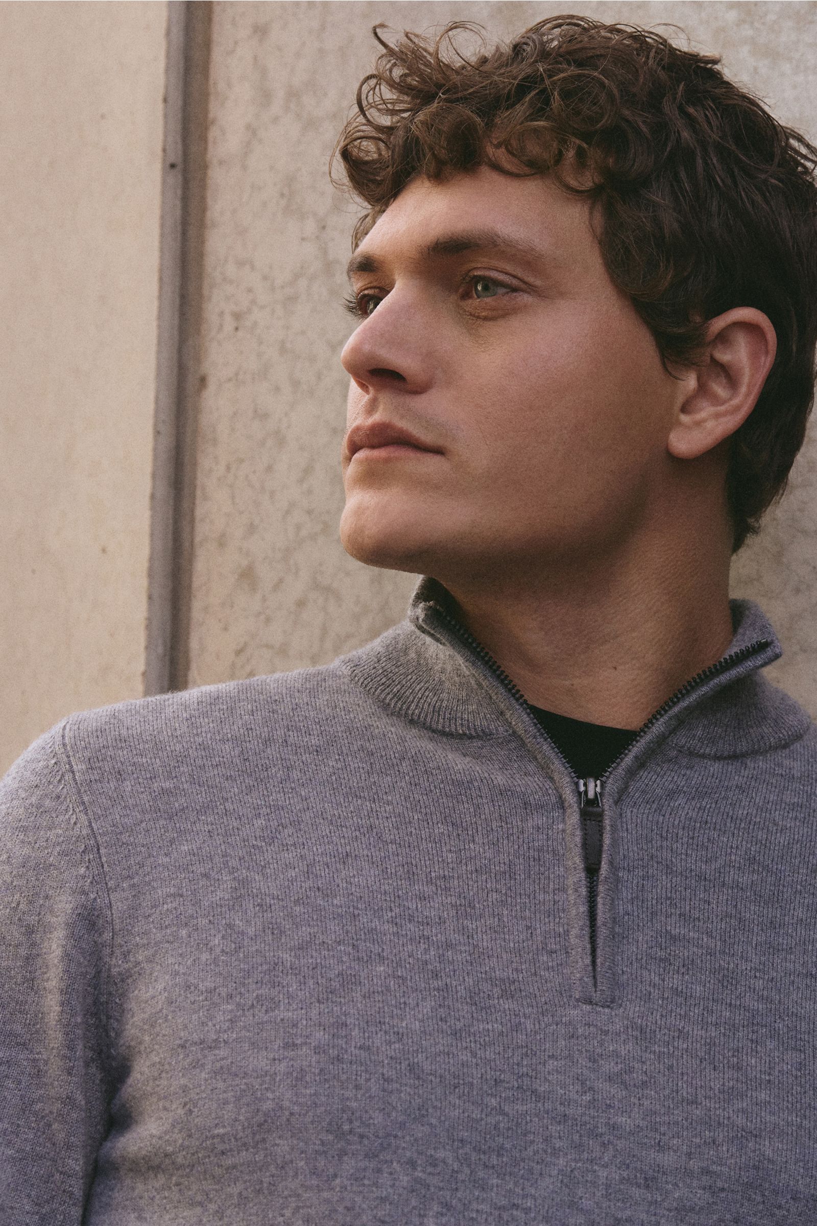 von Braun Cashmere Troyer grau meliert aus feinem Strick, Slim Fit mit Troyerkragen und Zipper, weicher Griff, flexible Rippbündchen, Modell von schräg vorne fotografiert