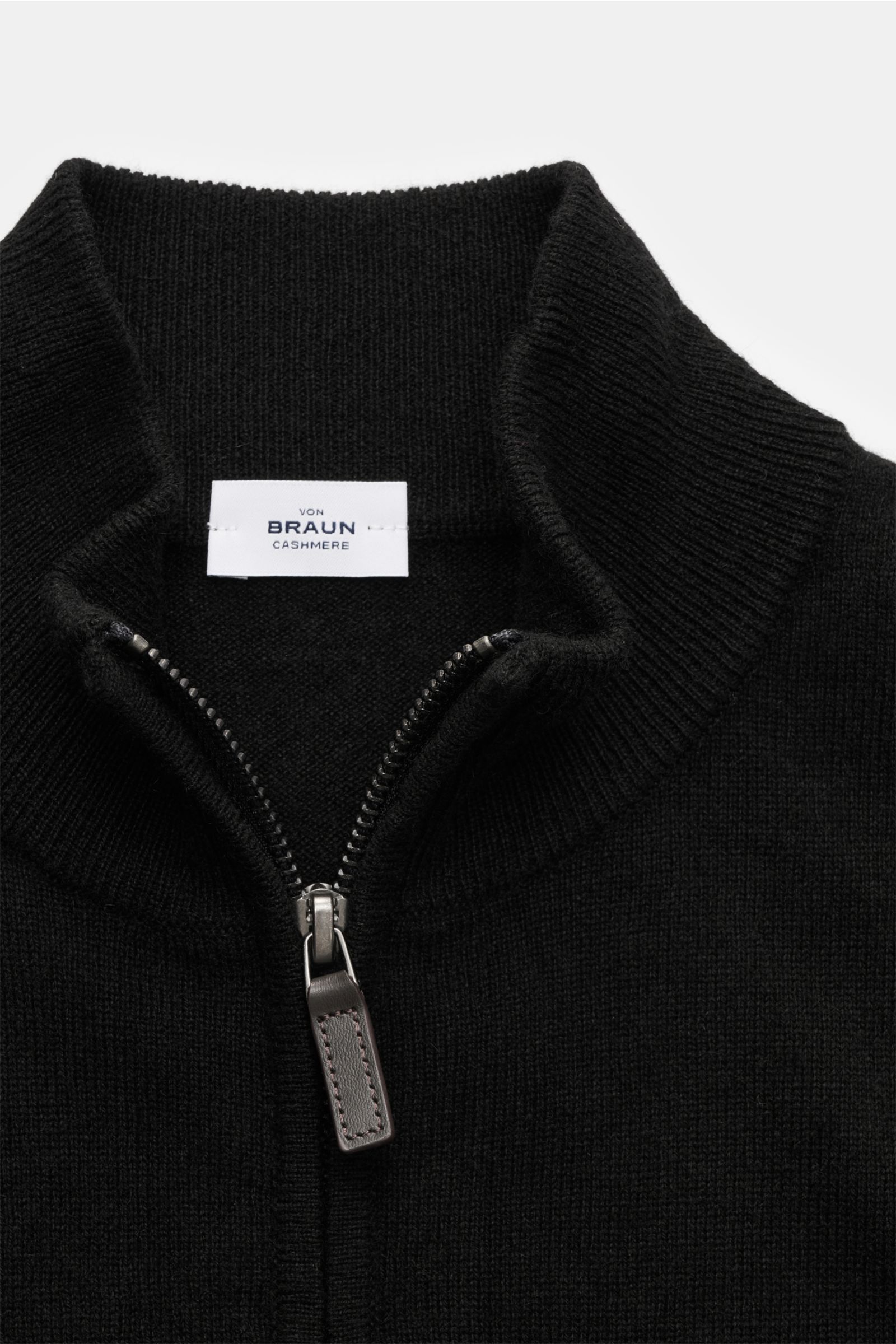 von Braun Cashmere Troyer schwarz, Slim Fit, feines Strickbild, typischer Troyerkragen mit Zipper, flexible Rippbündchen, Nahaufnahme von oben