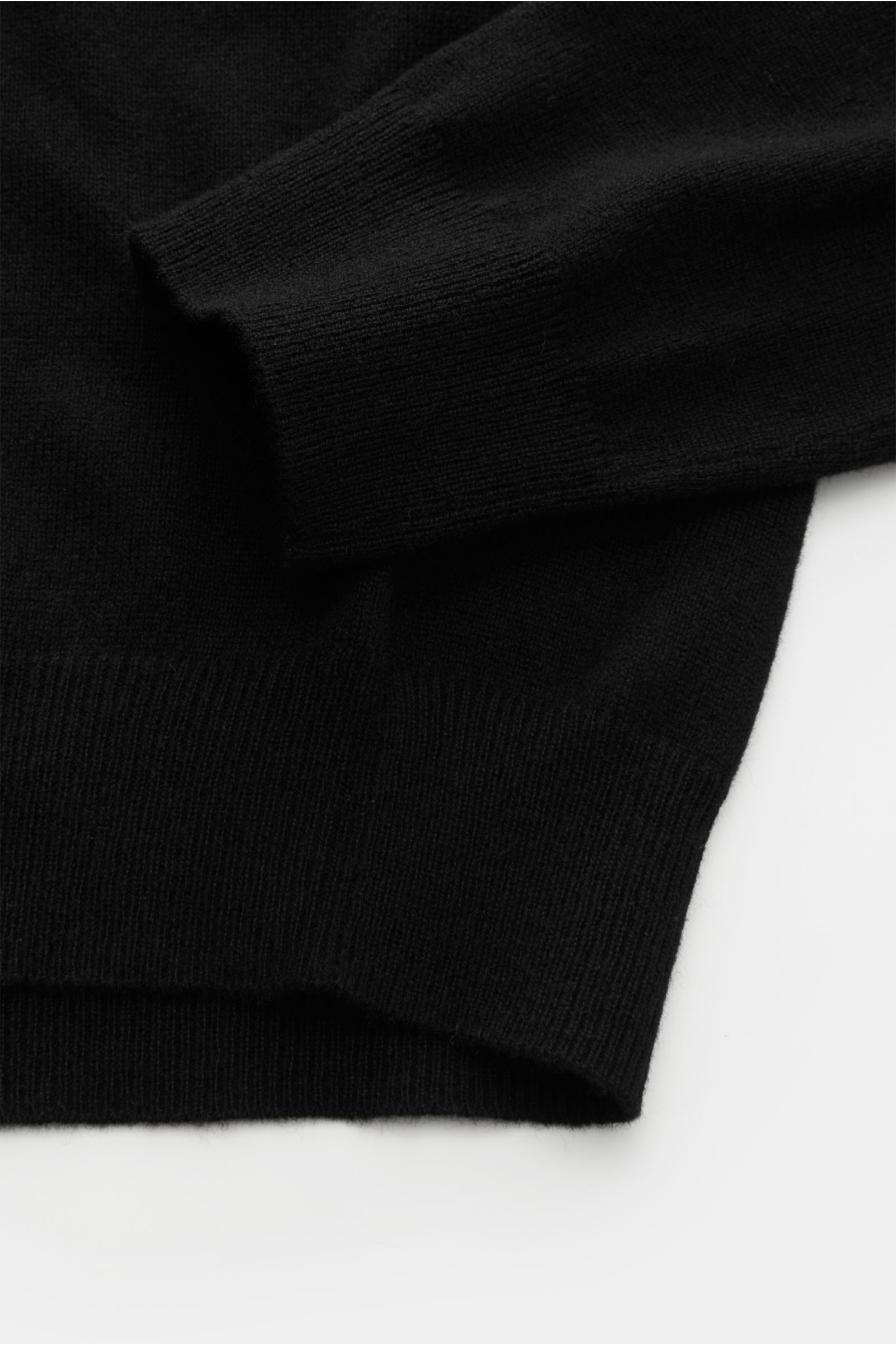 von Braun Cashmere Troyer schwarz in Slim Fit, Detailaufnahme von Bündchen und Ärmel, reiner weicher Cashmere, feines Strickbild, Troyerkragen mit Zipper, flexible Rippbündchen, mongolischer Ursprung, zeitloses Design und hoher Tragekomfort.