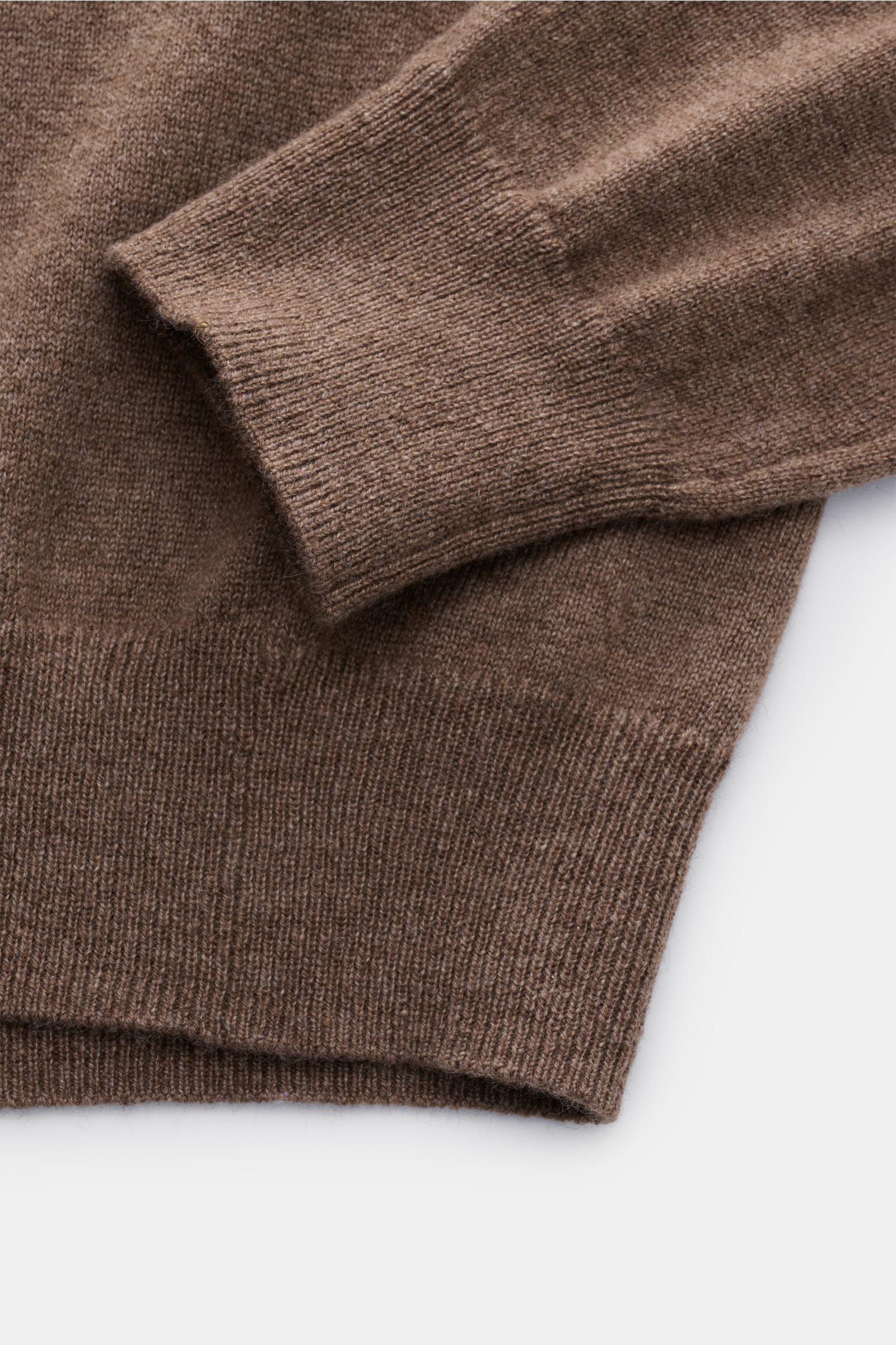 Nahaufnahme von Ärmel- und Bundbereich des von Braun Cashmere Troyer braun meliert, Slim Fit mit feinem Strickbild und weichem Griff.